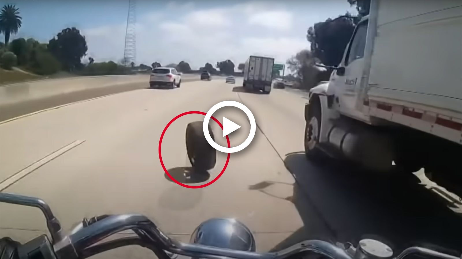 VIDEO: Μοτοσυκλετιστής παραλίγο να πεθάνει από... μια φάρσα