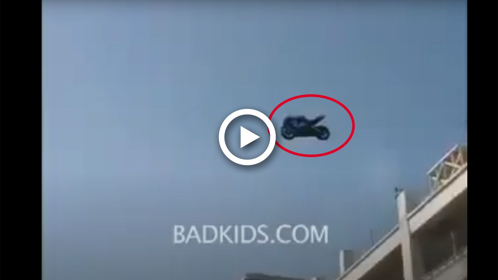 VIDEO: Όταν μια παρέα αχάριστων πέταξε ένα GSX-R από ταράτσα