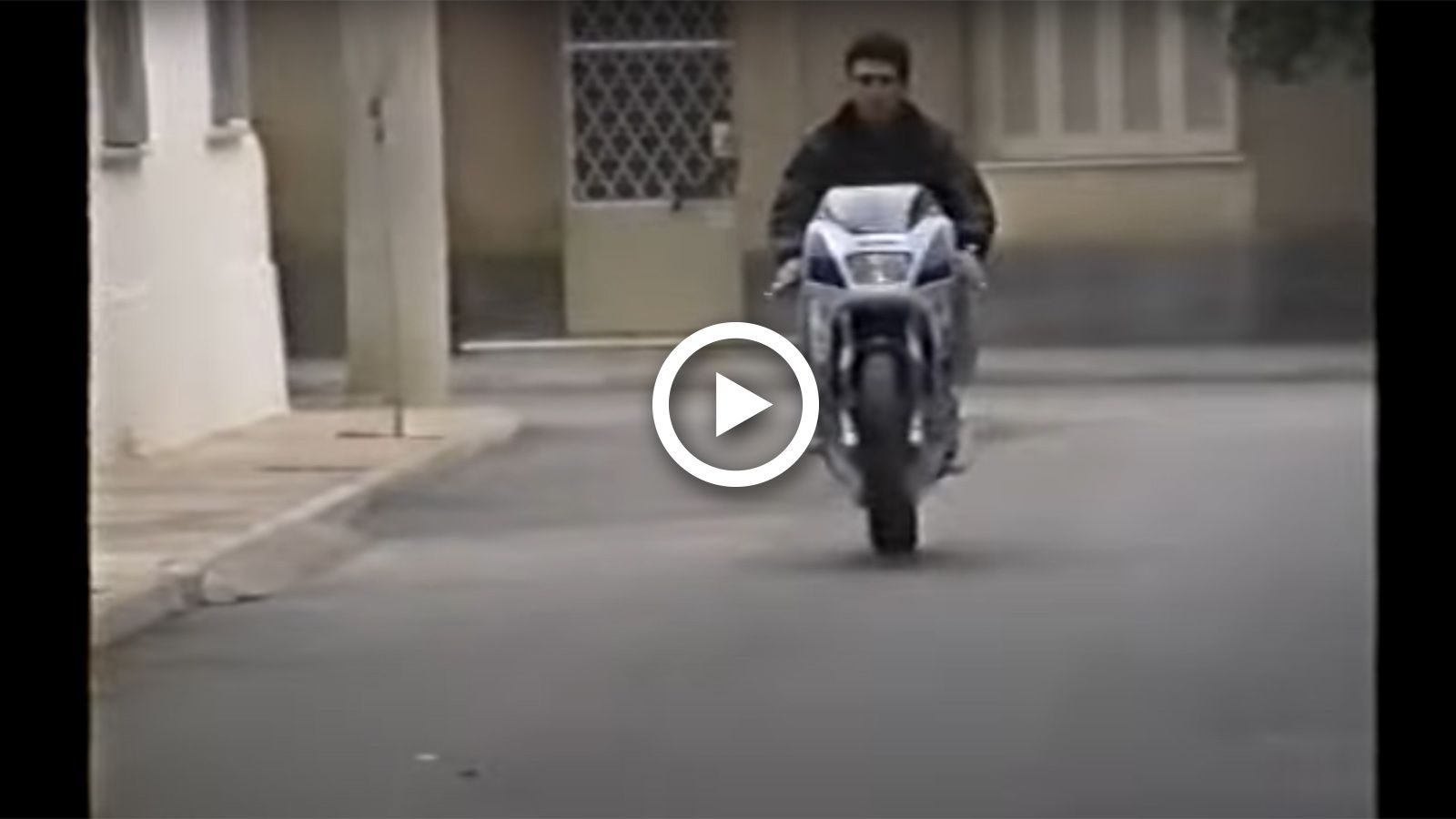 VIDEO: Ελληνικό Suzuki RGV 250 σκορπά νοσταλγική «διχρονίλα»