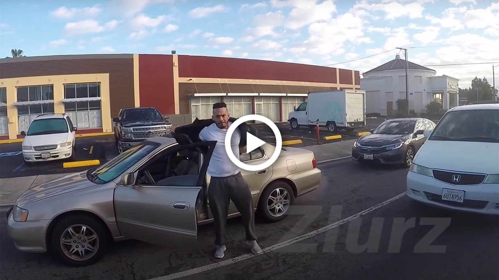 VIDEO: «Νταής» επιτίθεται φραστικά και με κέρματα σε αναβάτη! 