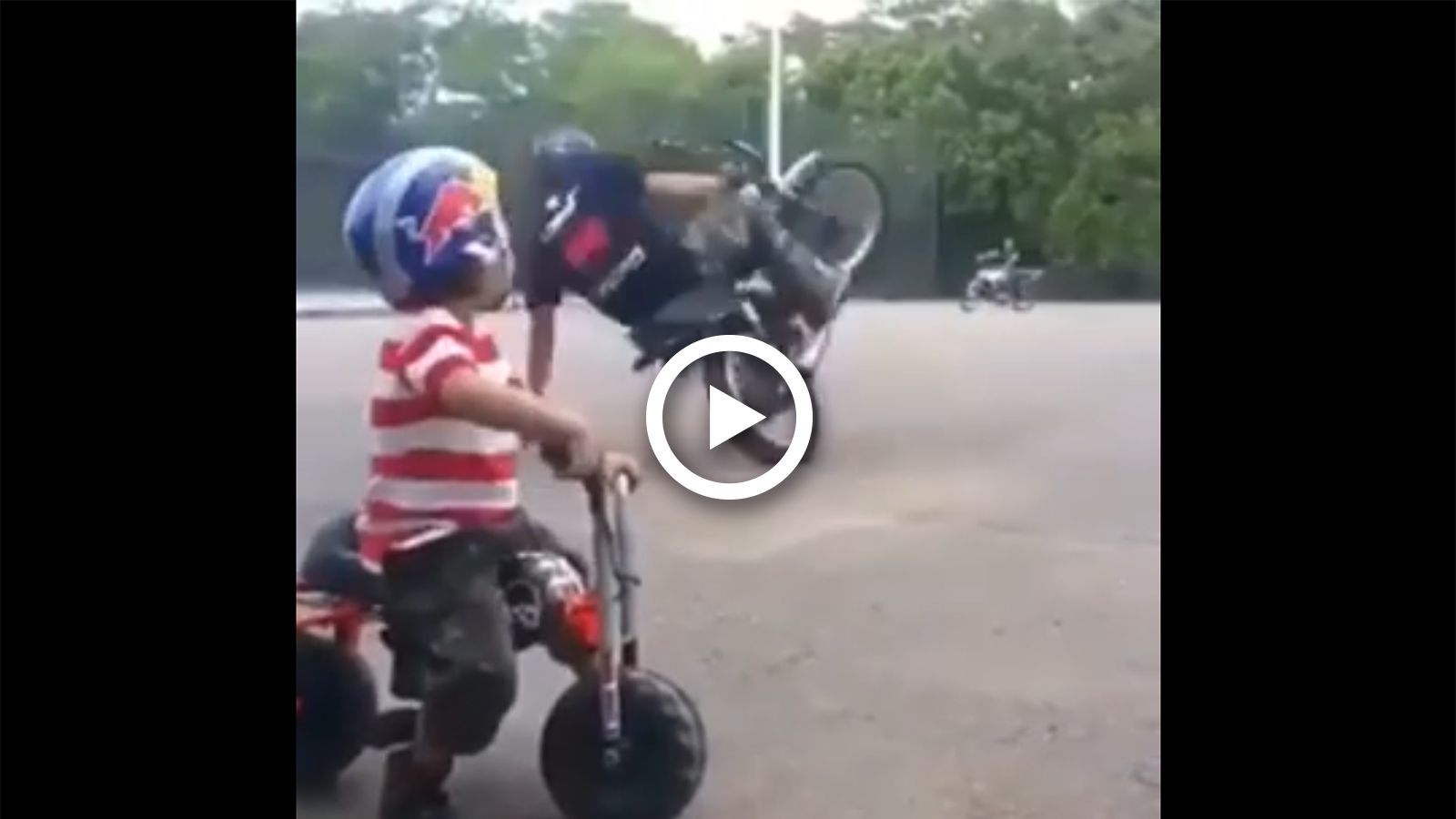 VIDEO: Πιτσιρικάς παρακολουθεί stunter και ανακαλύπτει... την κλίση του!