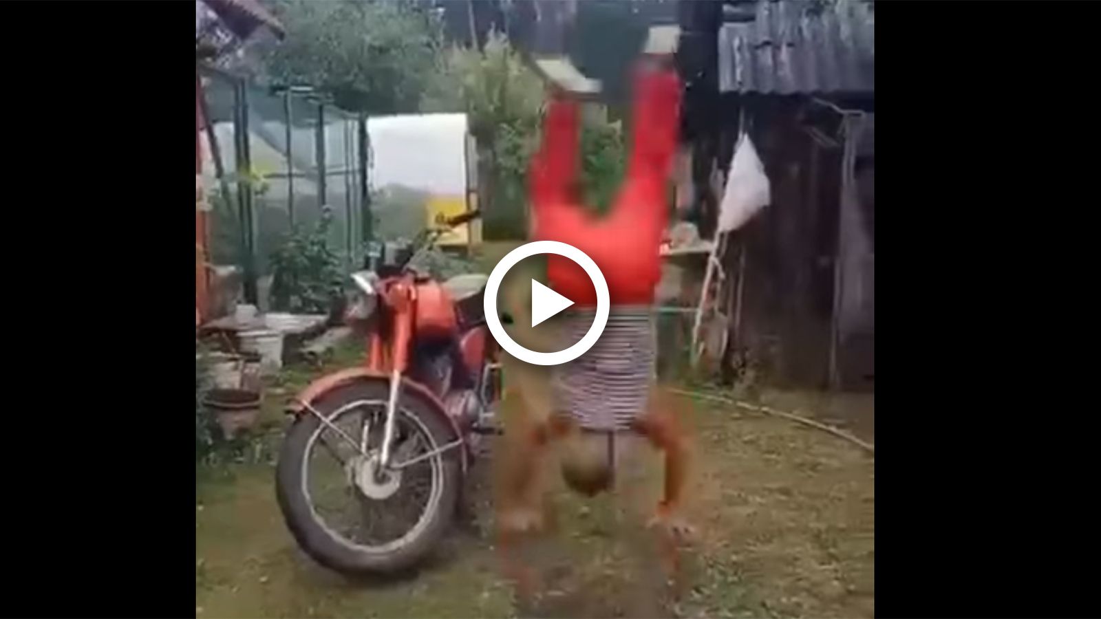 VIDEO: Εσύ μπορείς να βάλεις μπροστά το μηχανάκι με... κ%λοτούμπα; 