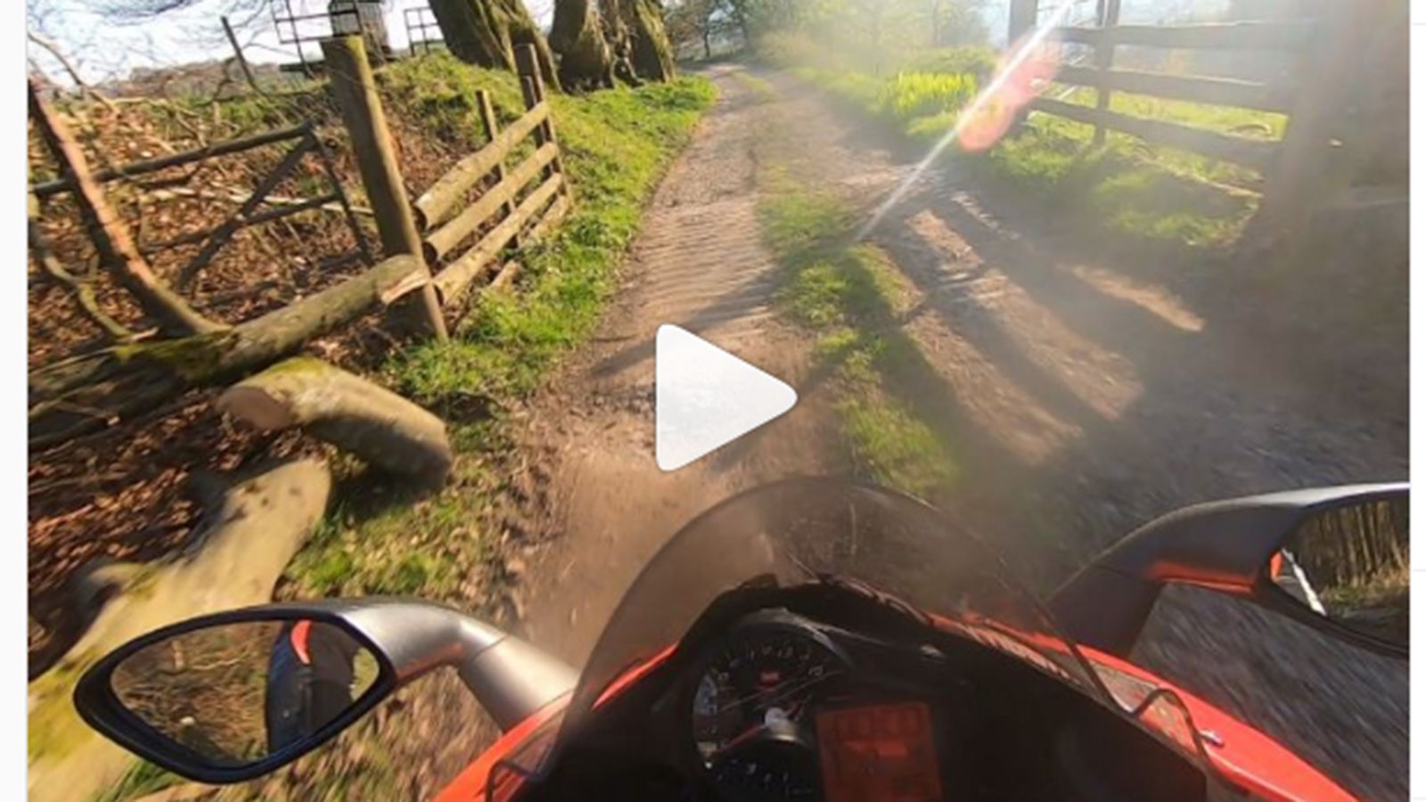 VIDEO: Βάζοντας ένα Aprilia RSV4 στο... χώμα