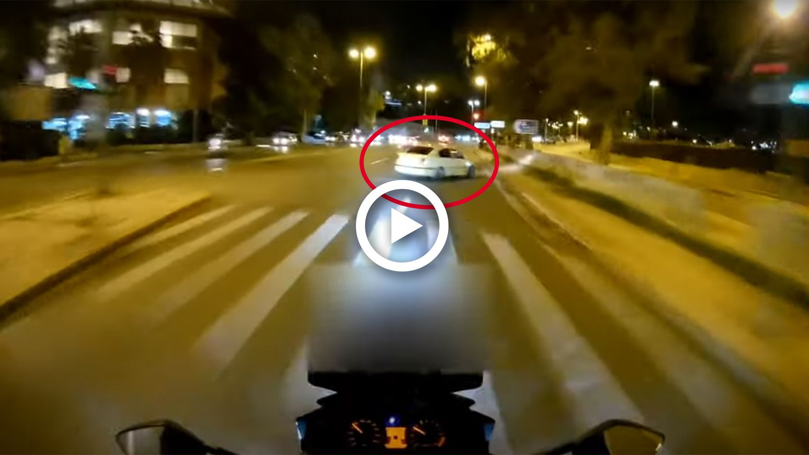 VIDEO: Αναβάτης τα βάζει (τσάμπα?) με ταξιτζή στο Κερατσίνι