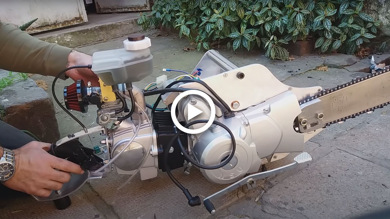 VIDEO: Τύπος έφτιαξε αλυσοπρίονο από κινητήρα παπιού!