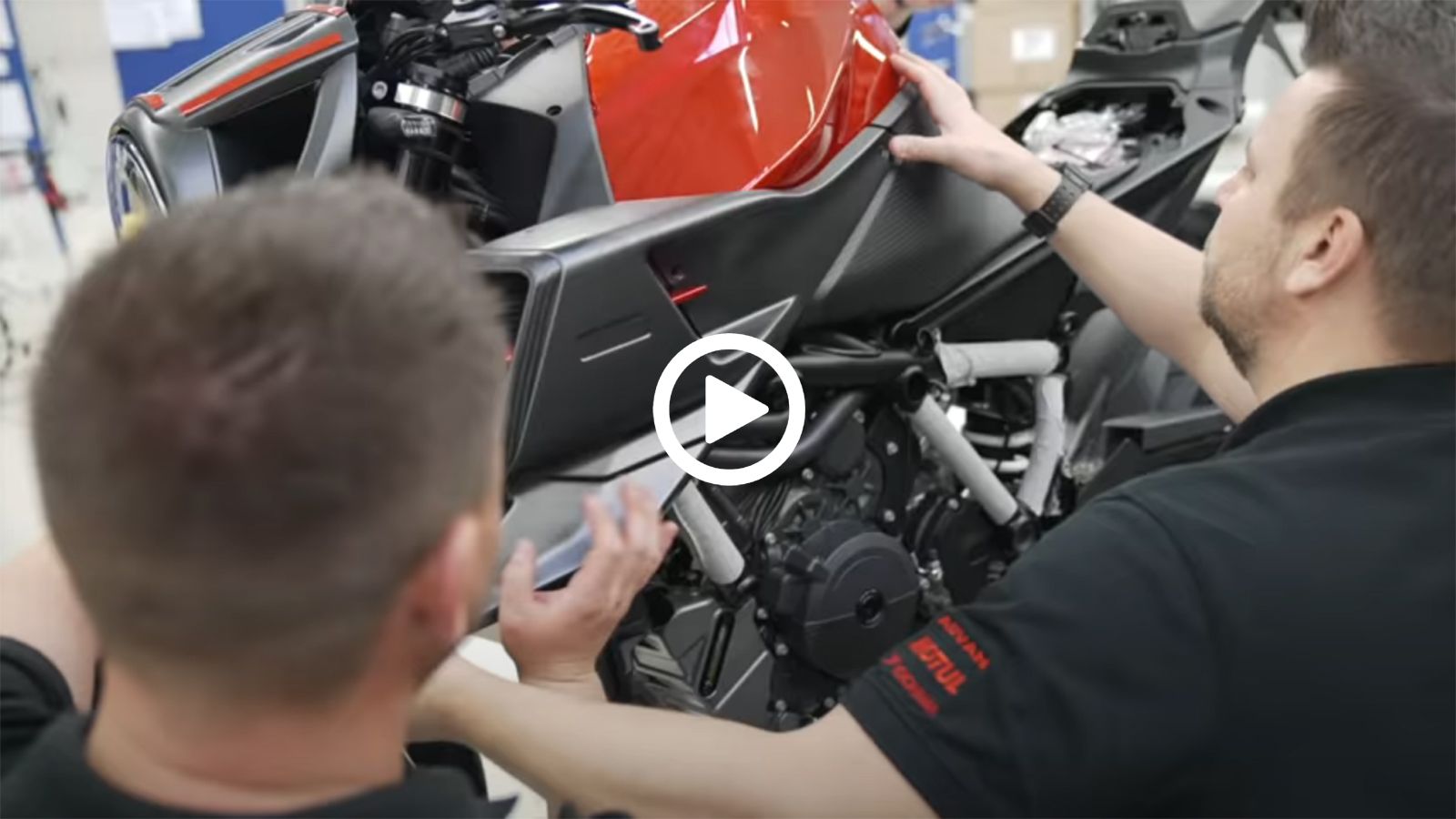 VIDEO: Η χειροποίητη αύρα ενός Brabus 1300R