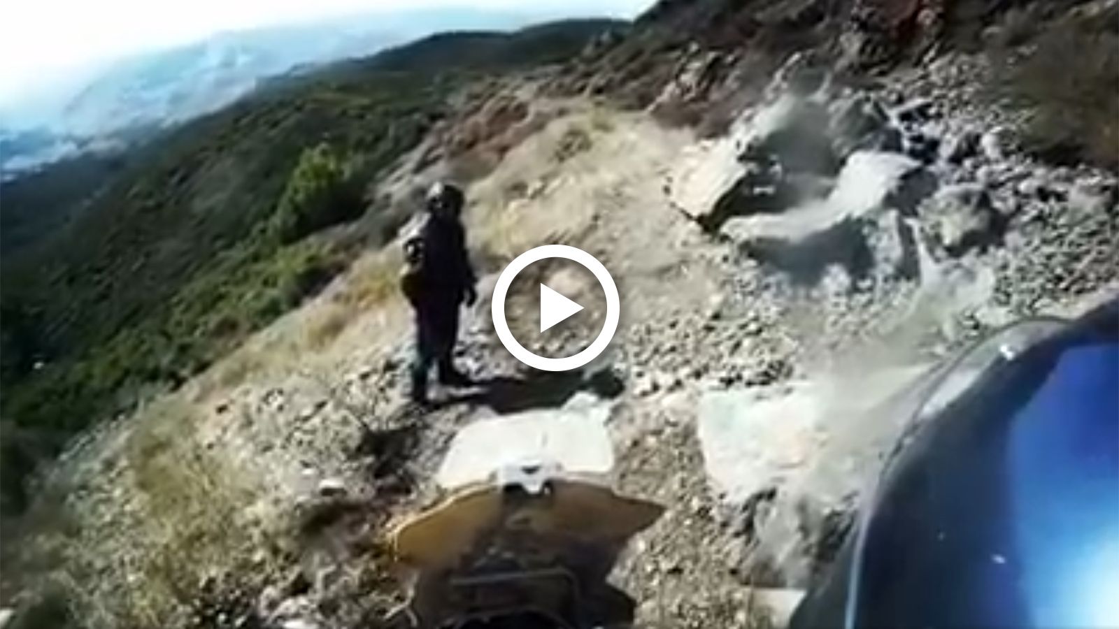 VIDEO: Απίστευτη πτώση μοτοσυκλέτας σε δύσκολο χωμάτινο μονοπάτι