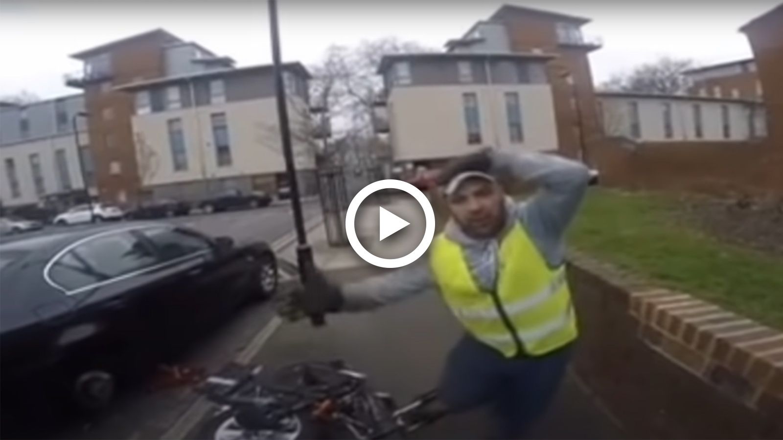 VIDEO: Ποδηλάτης πέφτει πάνω σε αθώο πολίτη που άλλαζε λάστιχο