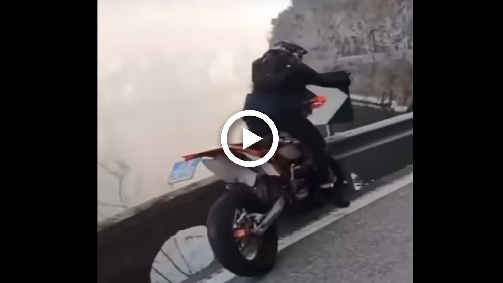 VIDEO: Αναβάτης καταλήγει «αγκαλιά» με πινακίδα!