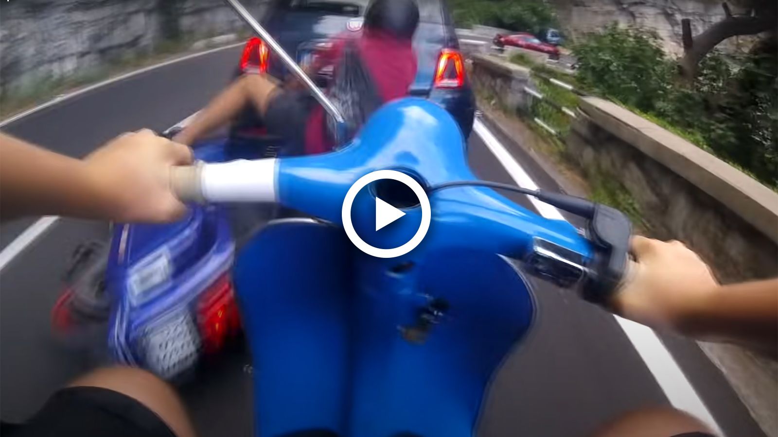VIDEO: Vespa πέφτει πάνω σε αμάξι, σε στριφτερό δρόμο