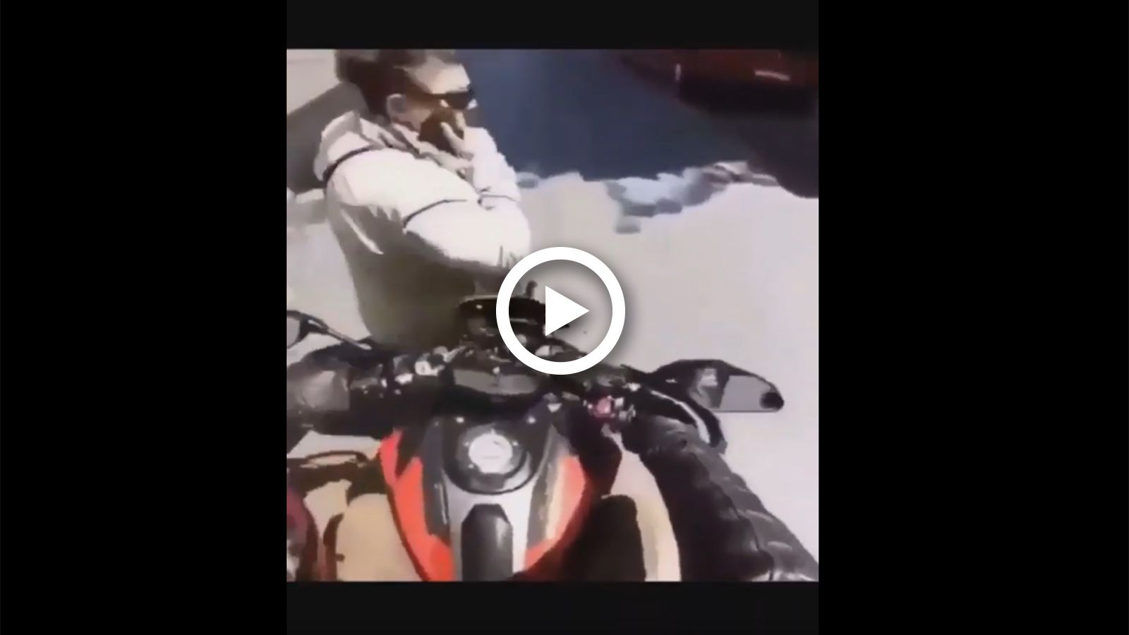 VIDEO: Αναβάτης πέφτει πάνω σε πεζή που μίλαγε στο κινητό! 