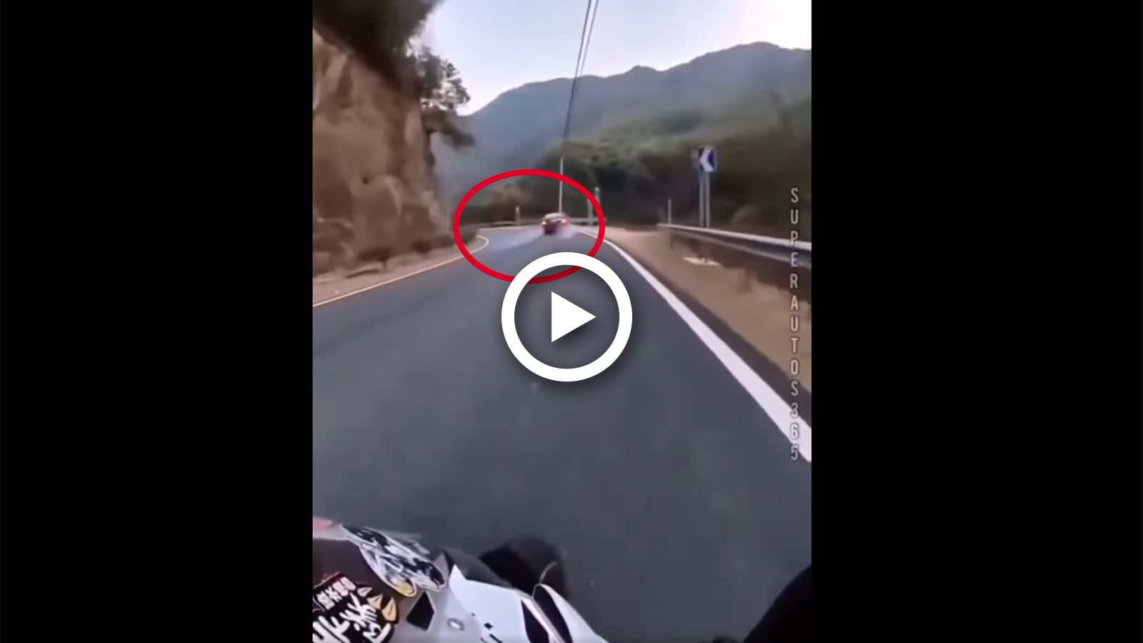 VIDEO: Αναβάτης καταγράφει απίστευτη βουτιά αυτοκινήτου σε γκρεμό