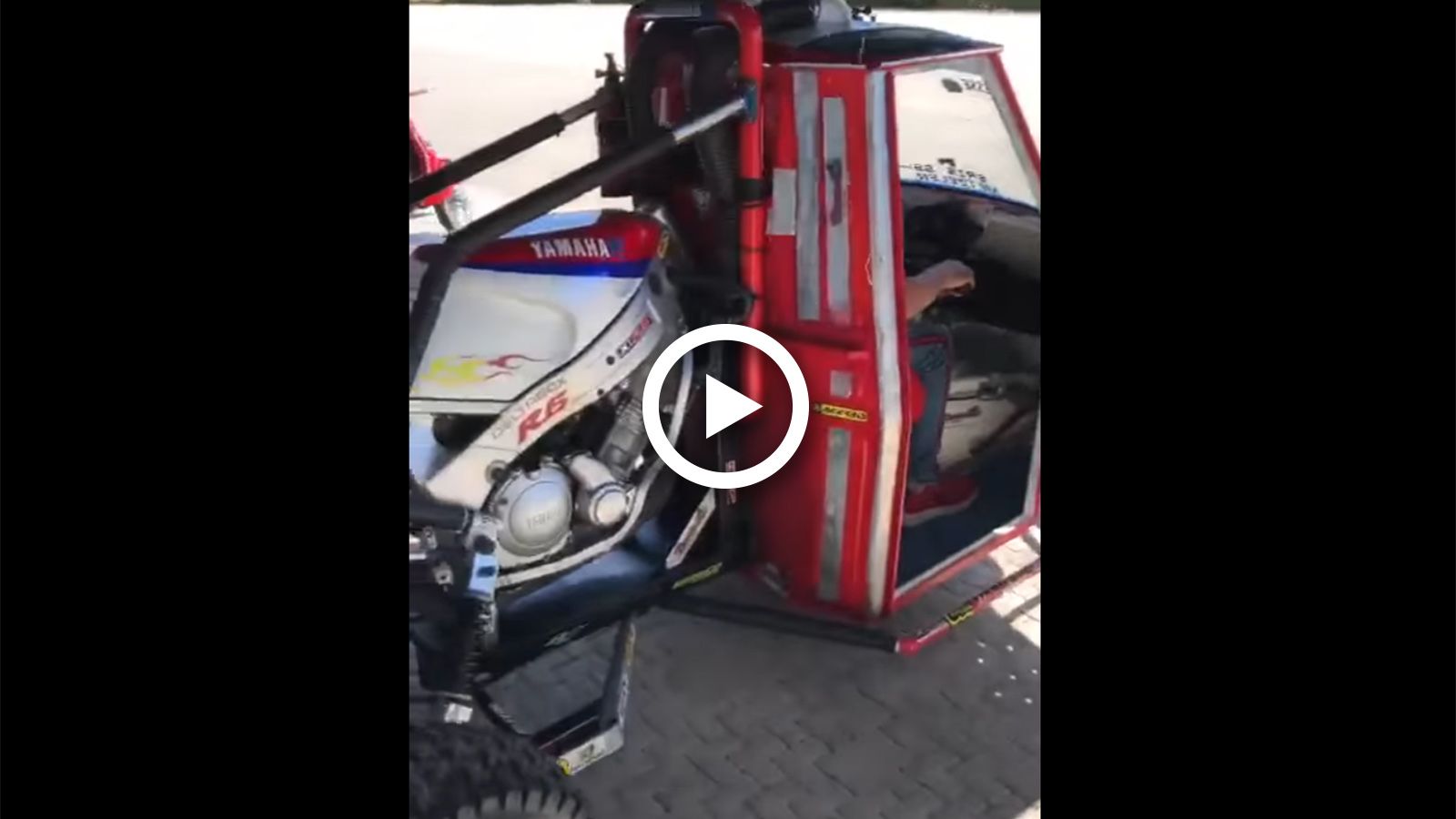 VIDEO: «Υβρίδιο» Ape με μοτοσυκλέτα σκορπά τον τρόμο