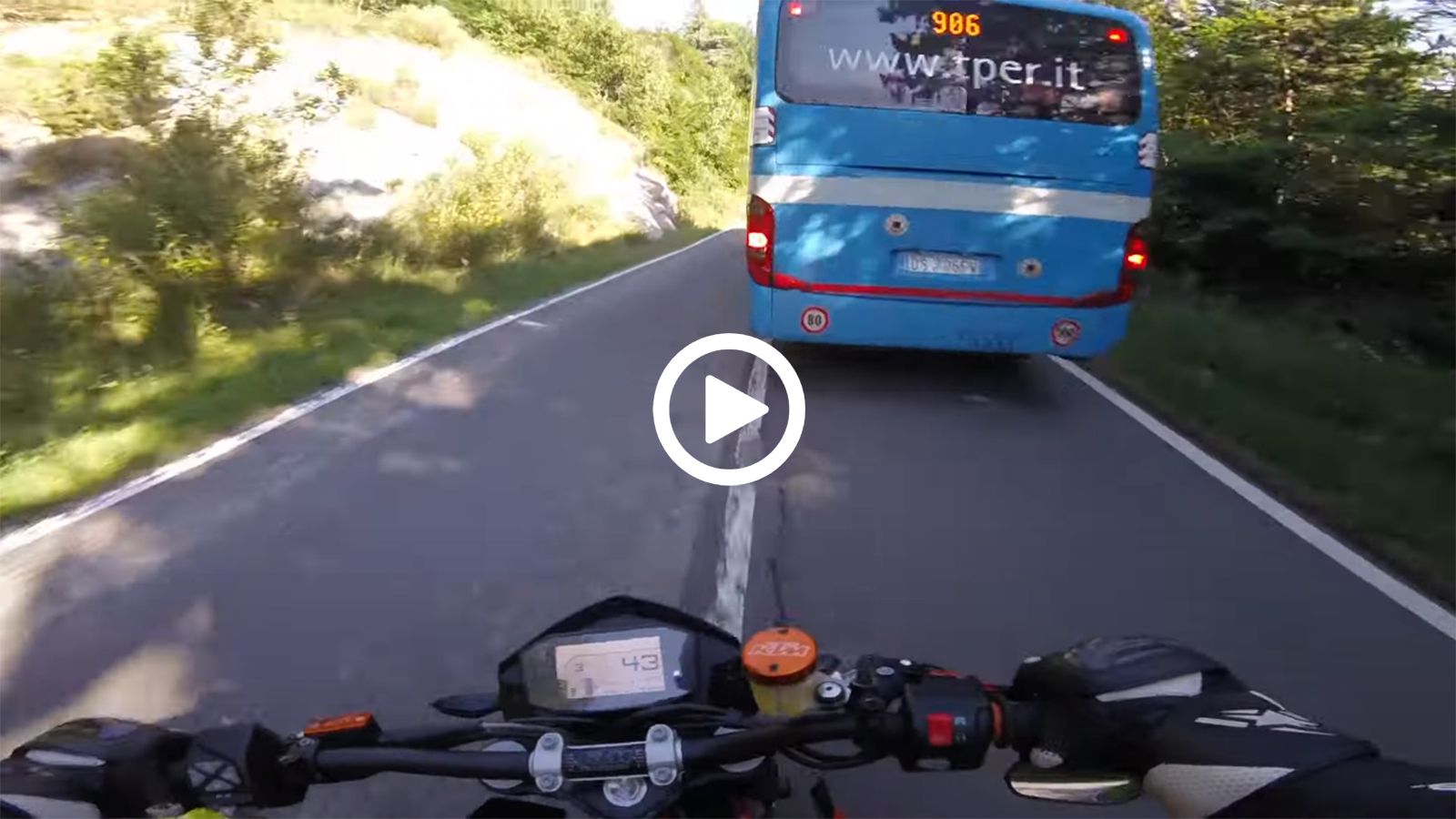 VIDEO: Αναβάτης παραλίγο «γίνεται» με λεωφορείο!