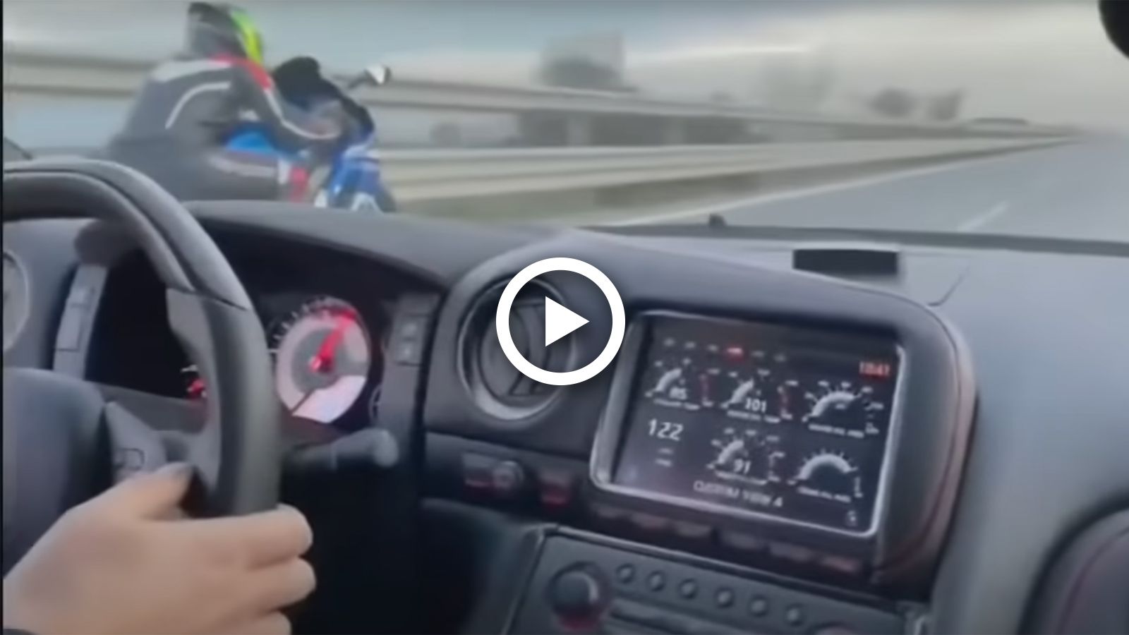 VIDEO: Nissan GT-R με τετραψήφια άλογα τα βάζει με μοτοσυκλέτα