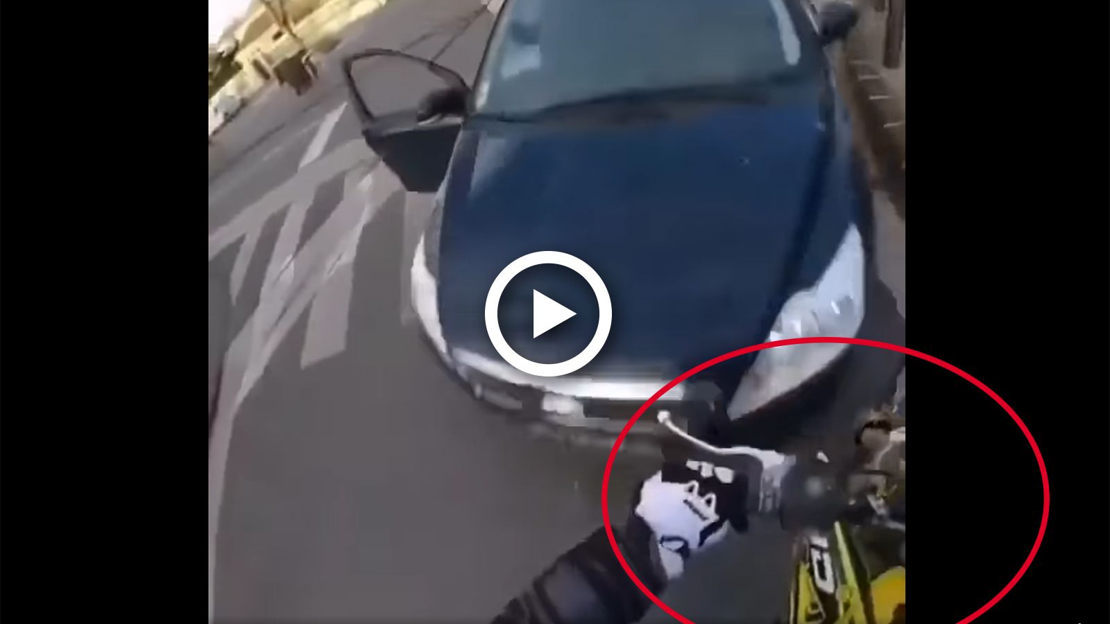 VIDEO: Ύποπτος κλέφτης μοτοσυκλέτας τρώει τη «σφαλιάρα» του νόμου