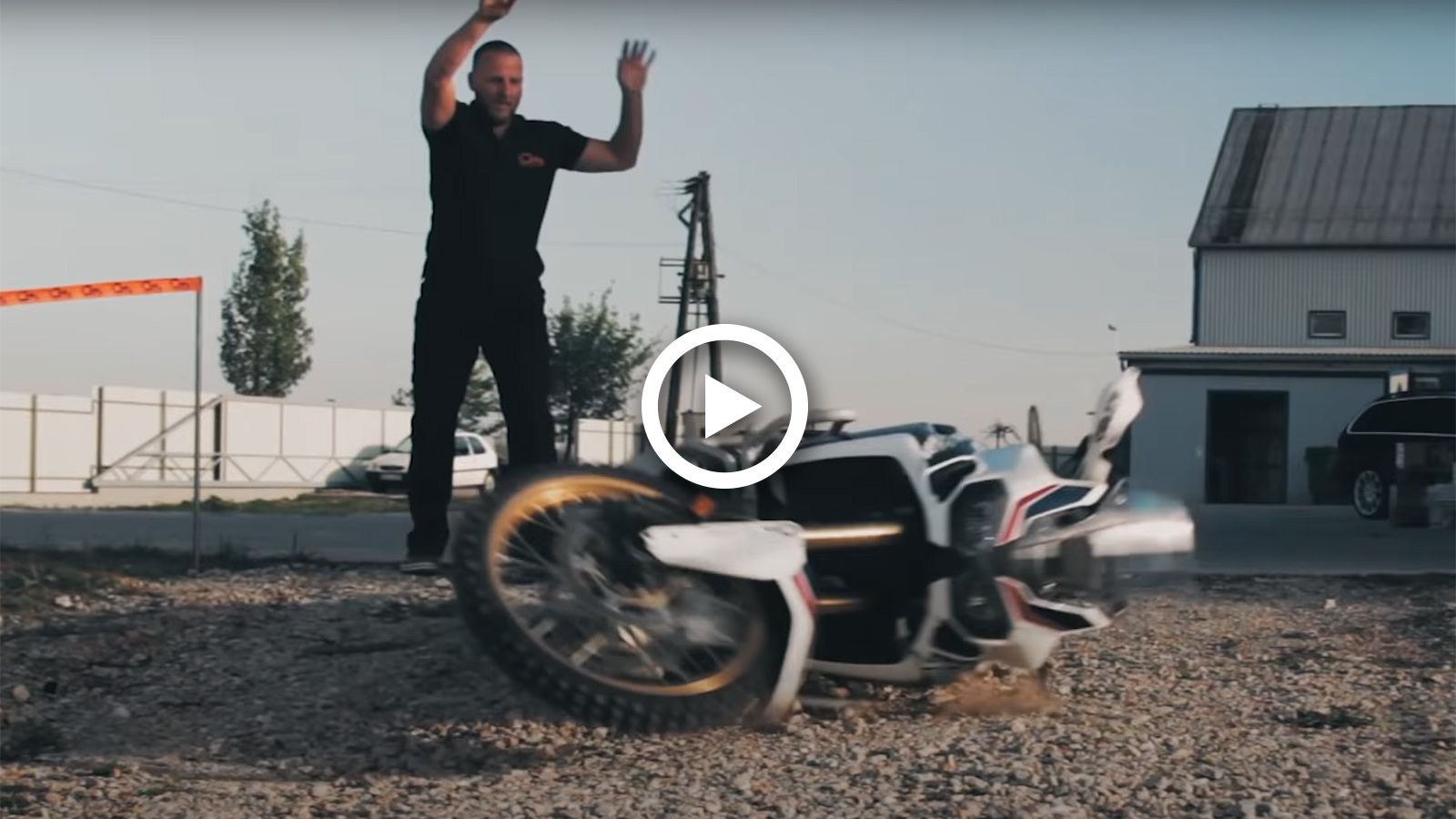 VIDEO: Πετάει κάτω την Africa, για να αποδείξει ότι τα κάγκελα δουλεύουν!