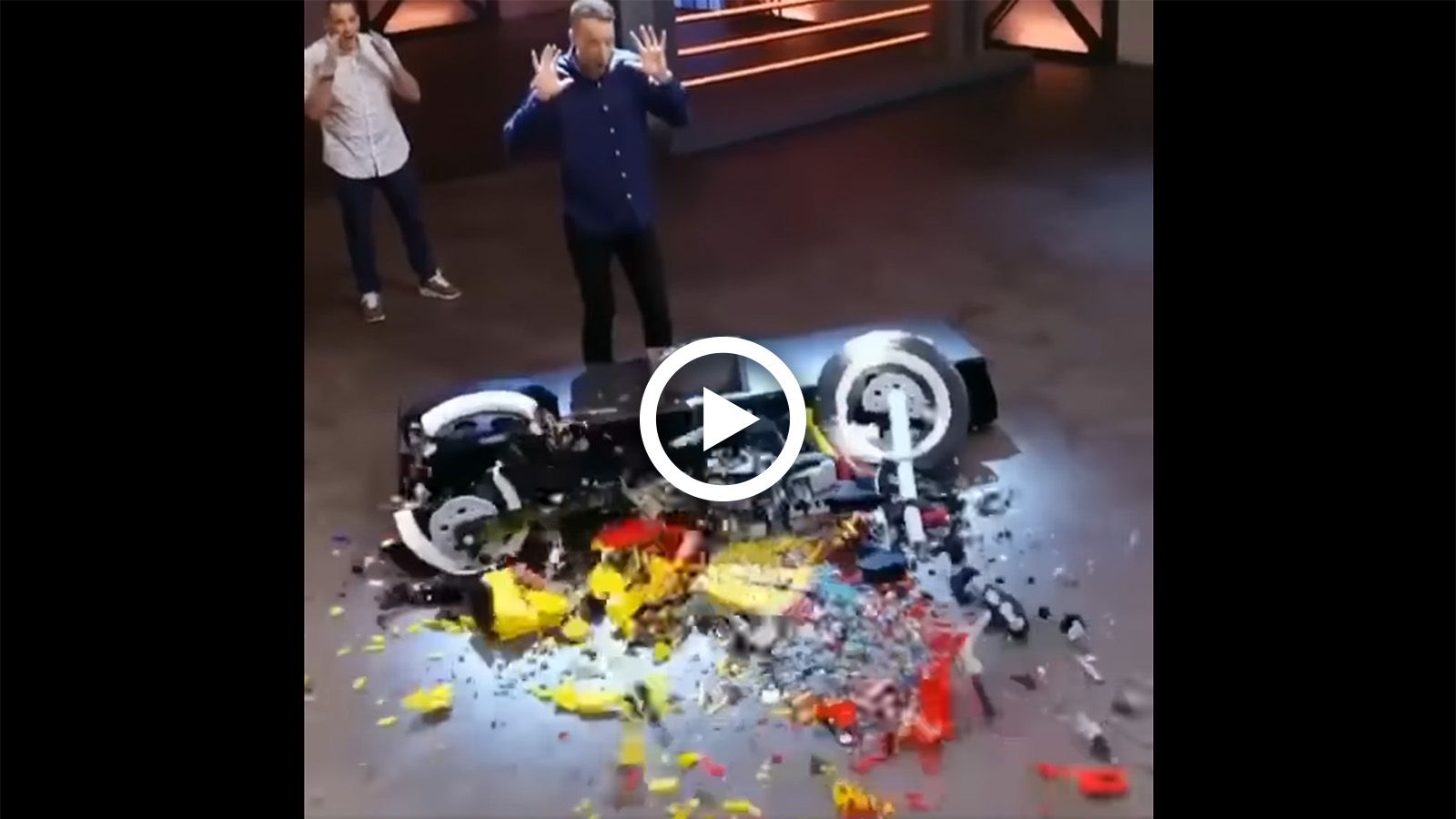 VIDEO: Μοτοσυκλέτα από χιλιάδες Lego γίνεται συντρίμμια!