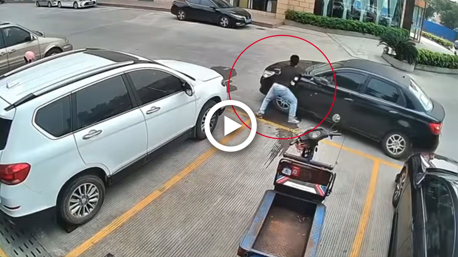 VIDEO: Κινέζος κρυφo-Hulk... τακτοποιεί αυτοκίνητο που τον έκλεισε