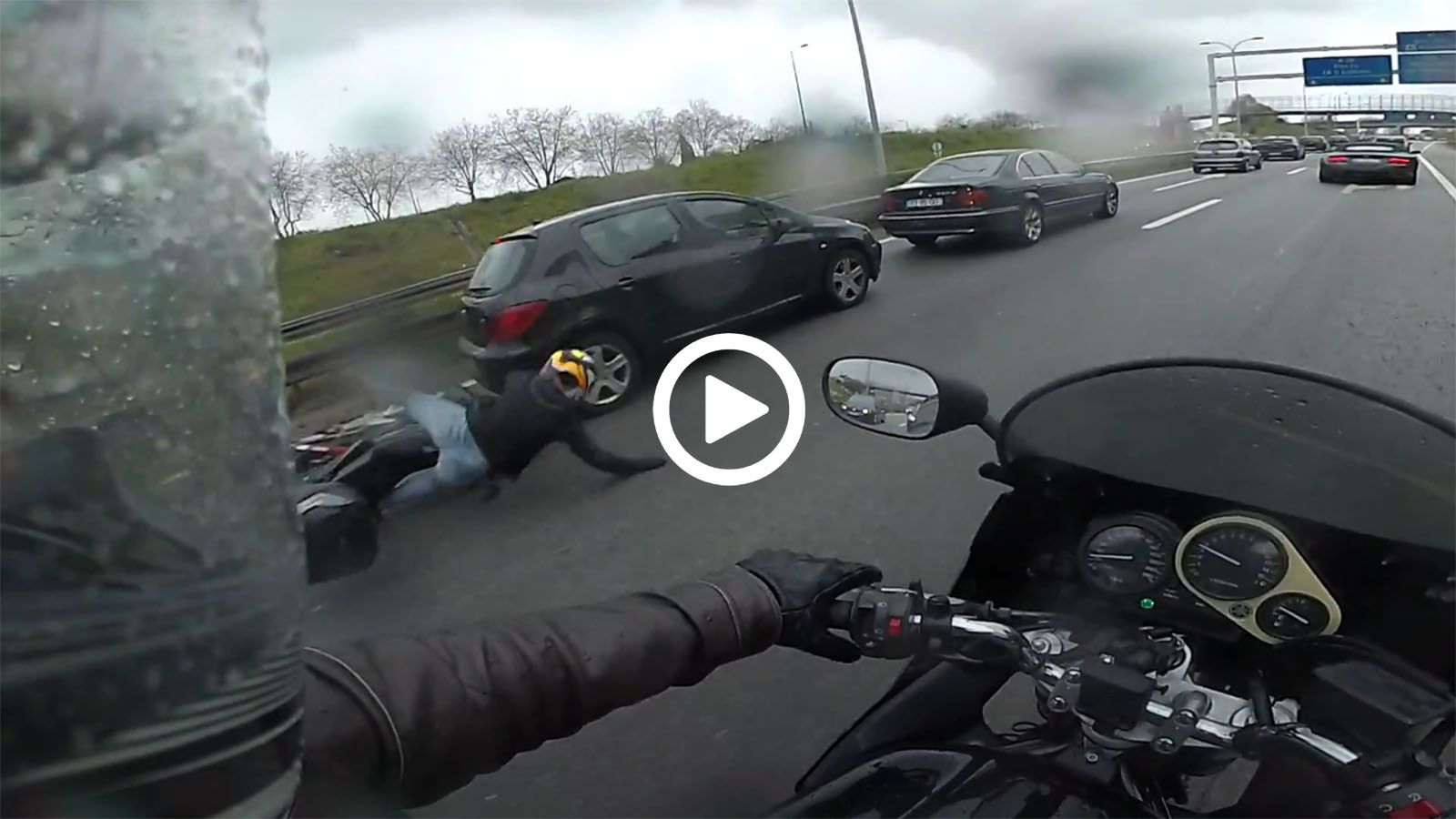 VIDEO: Κοπελίτσα πέφτει άσχημα σε αυτοκίνητο 