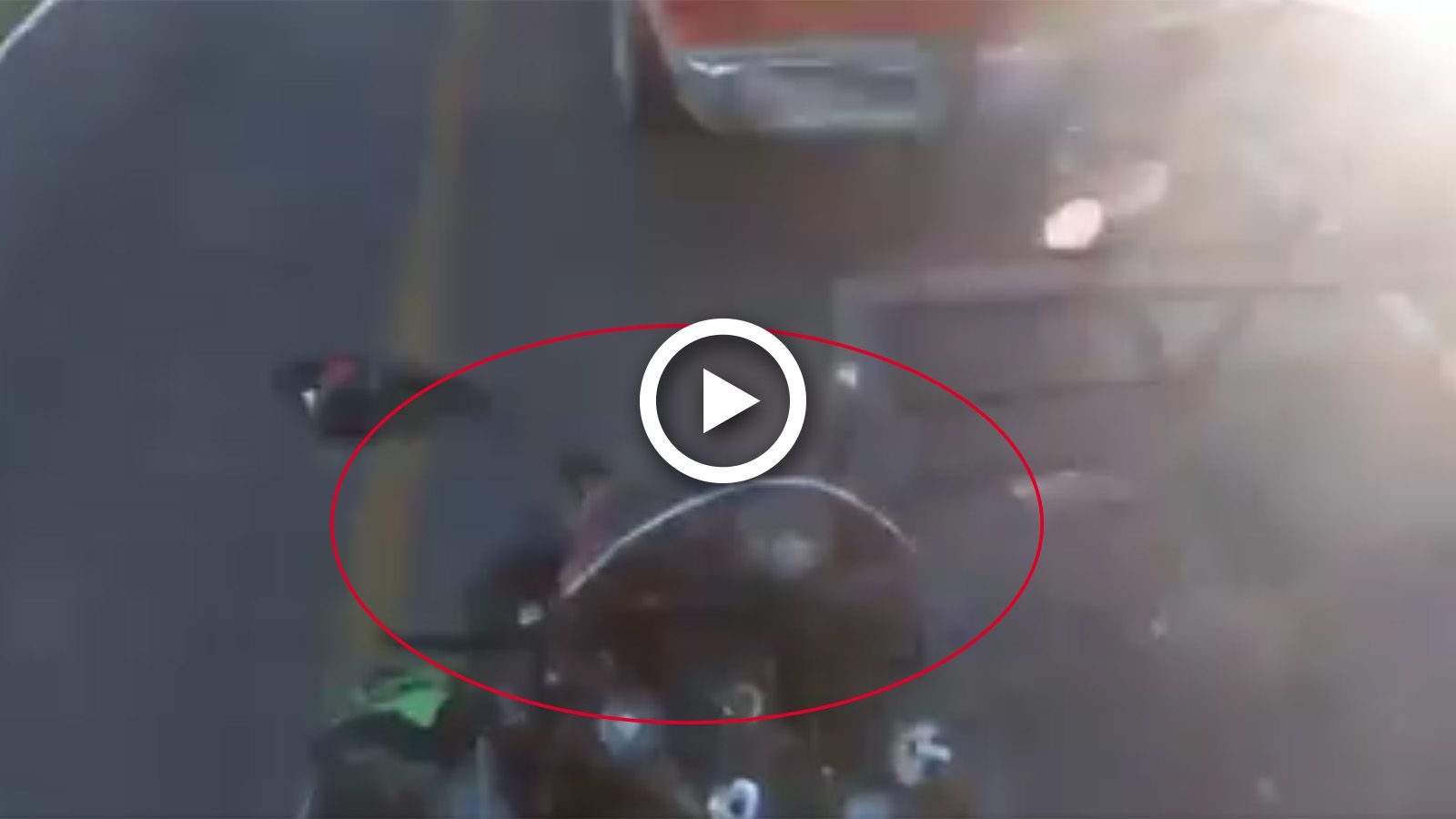 VIDEO: Αναβάτης τρακάρει φορτηγάκι και... το καβαλάει!