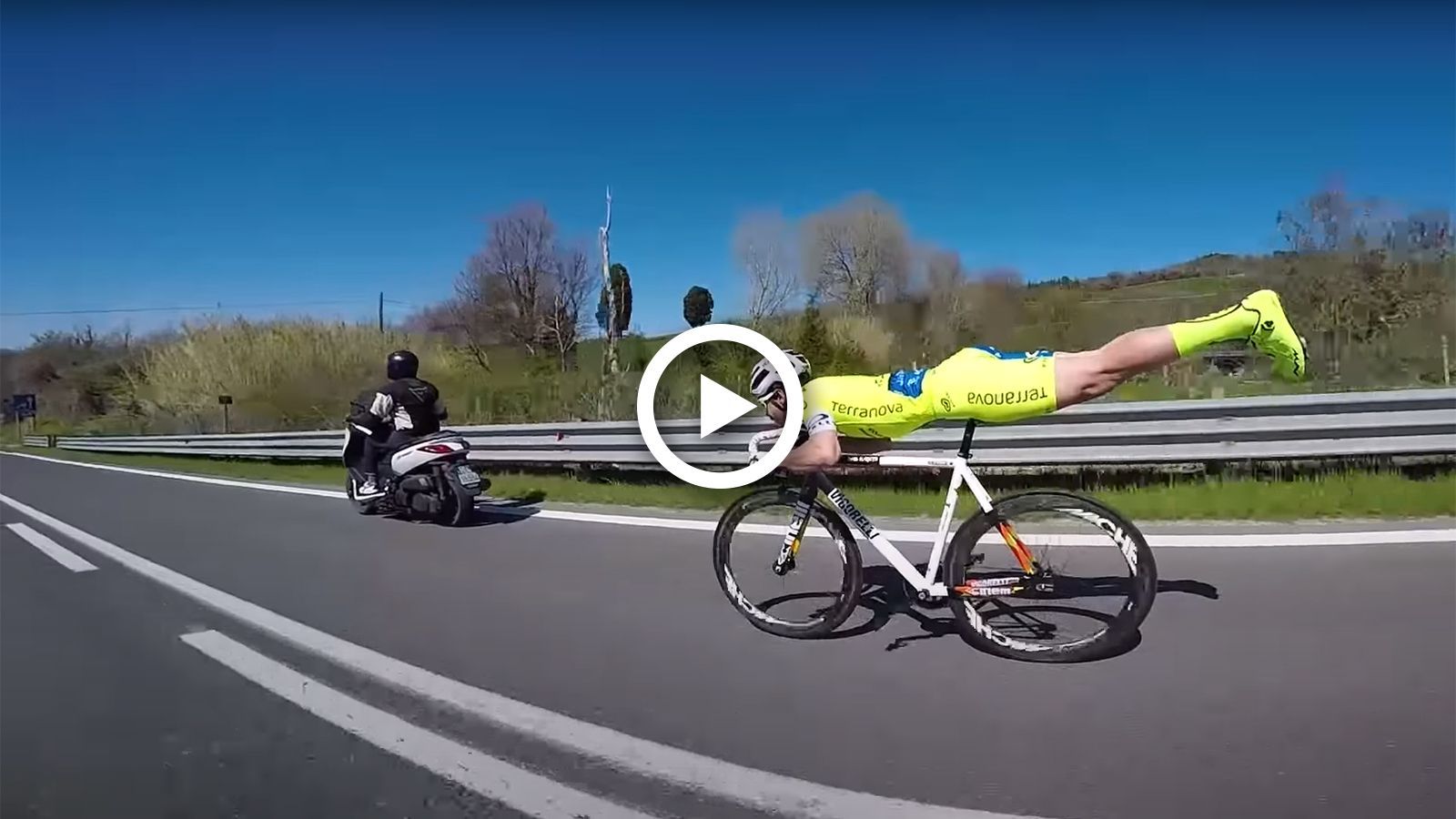 VIDEO: Αεροδυναμικός ποδηλάτης ξεφτιλίζει scooter!