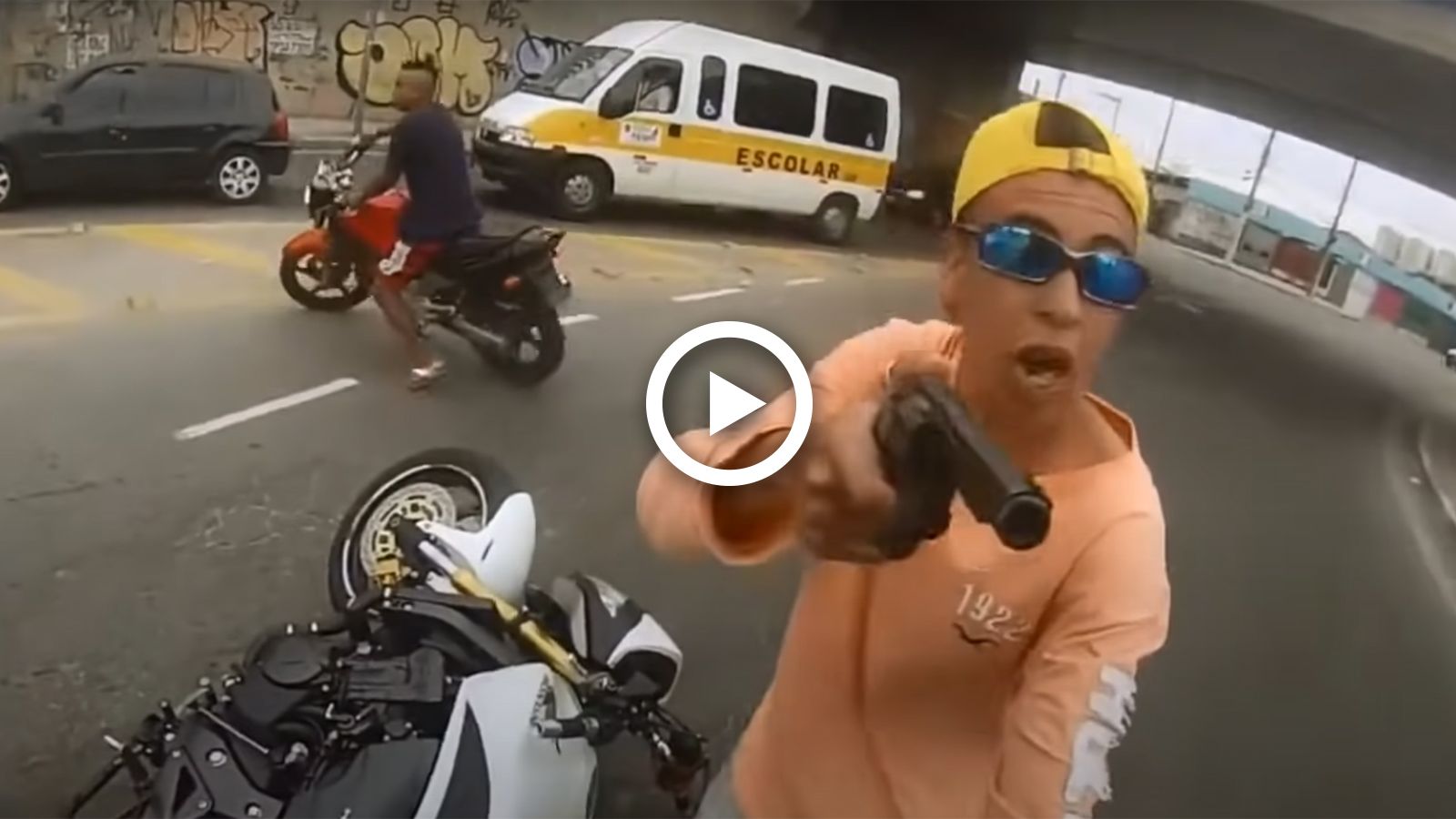 VIDEO: Κλεφτρόνι παίρνει γεύση του ίδιου του του όπλου