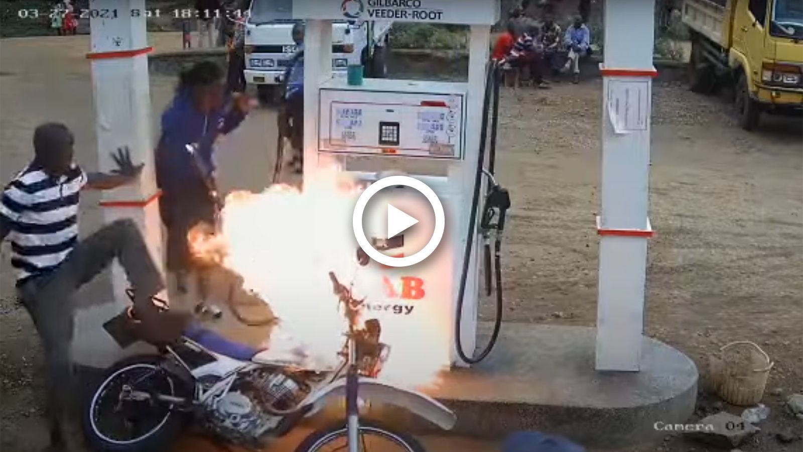 VIDEO: Μηχανή «λαμπαδιάζει» στο βενζινάδικο και φέρνει την κόλαση