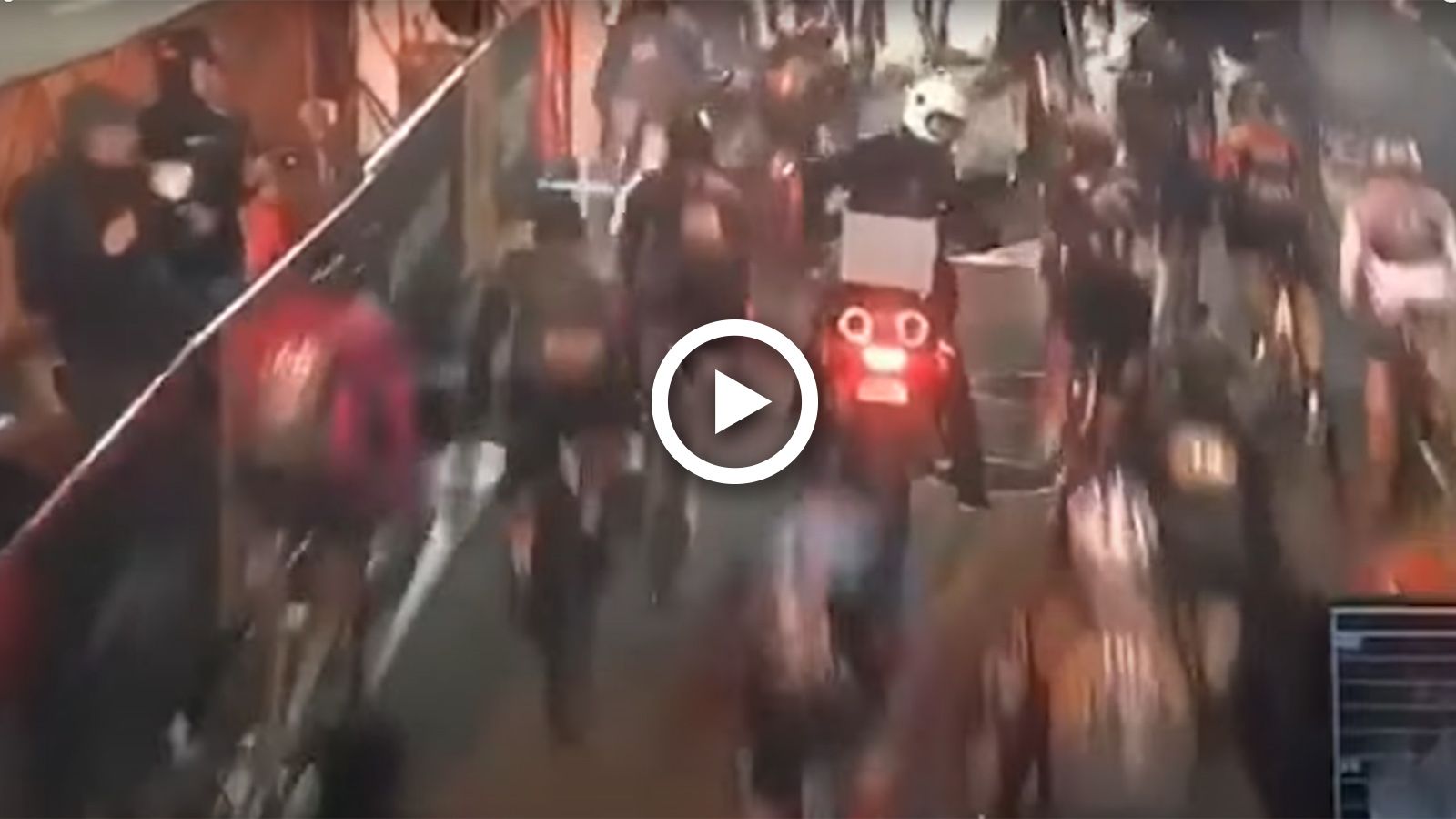 VIDEO: Μοτοσυκλετιστής προκαλεί τεράστιο ατύχημα με ποδηλάτες