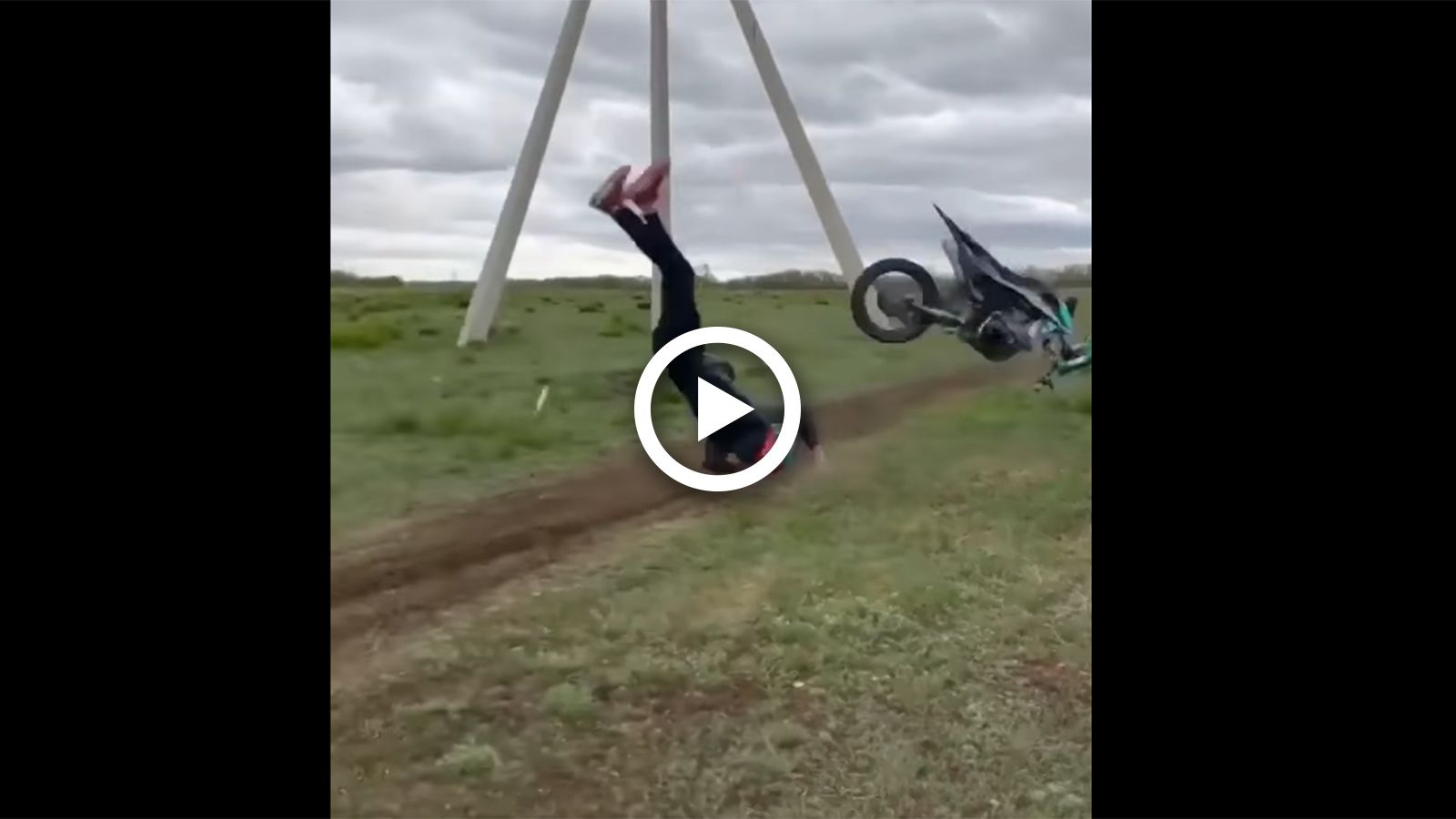 VIDEO: Πως μια μοτοσυκλέτα κόβεται στα 2 μετά από σούζα