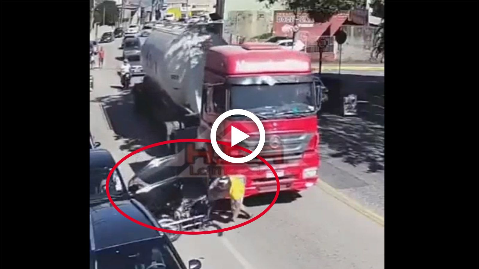 VIDEO: Ένα λάθος άνοιγμα πόρτας και βρίσκεσαι κάτω από νταλίκα!