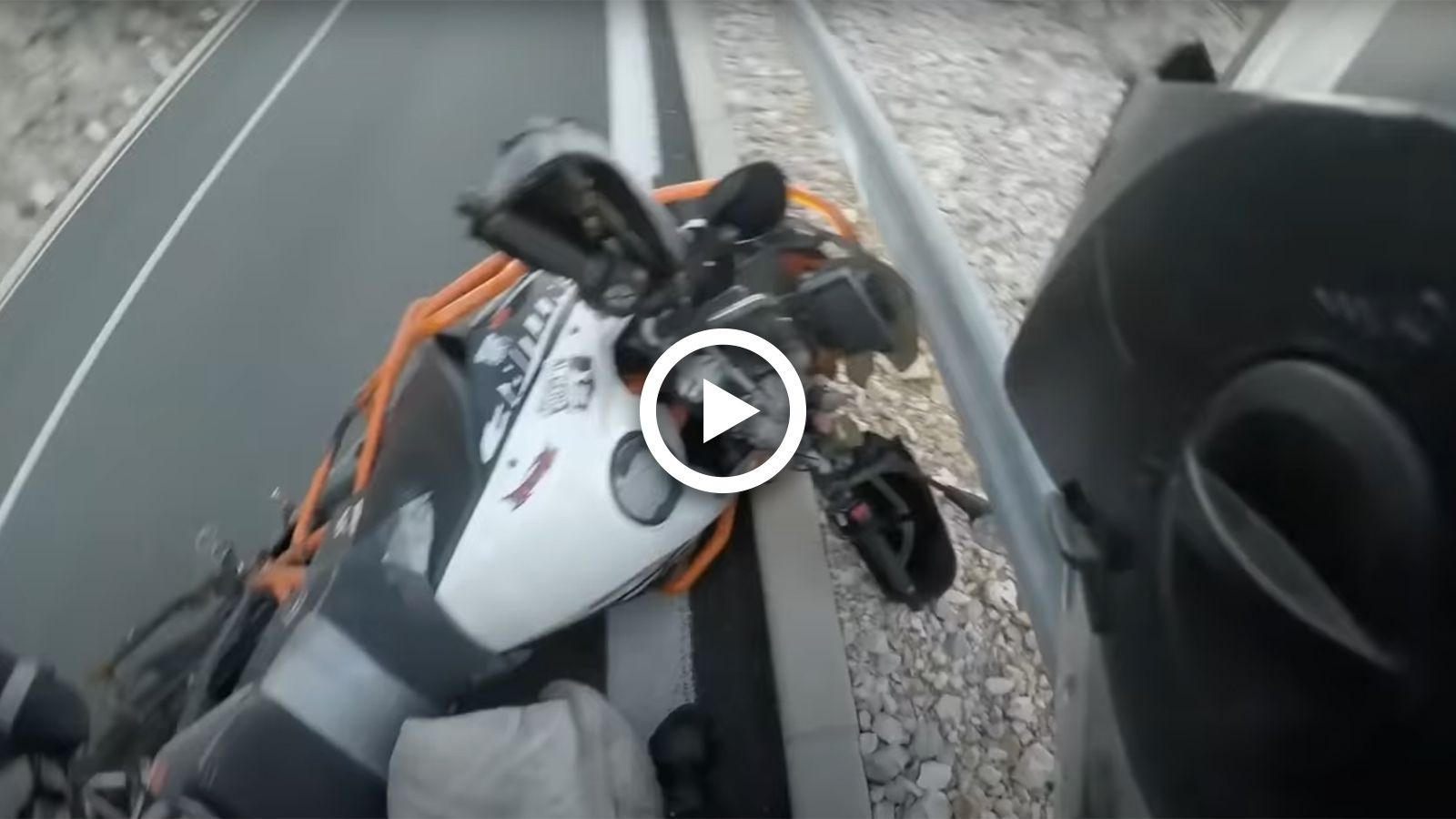 VIDEO: Τρομακτικός αέρας ρίχνει κάτω μοτοσυκλετιστή