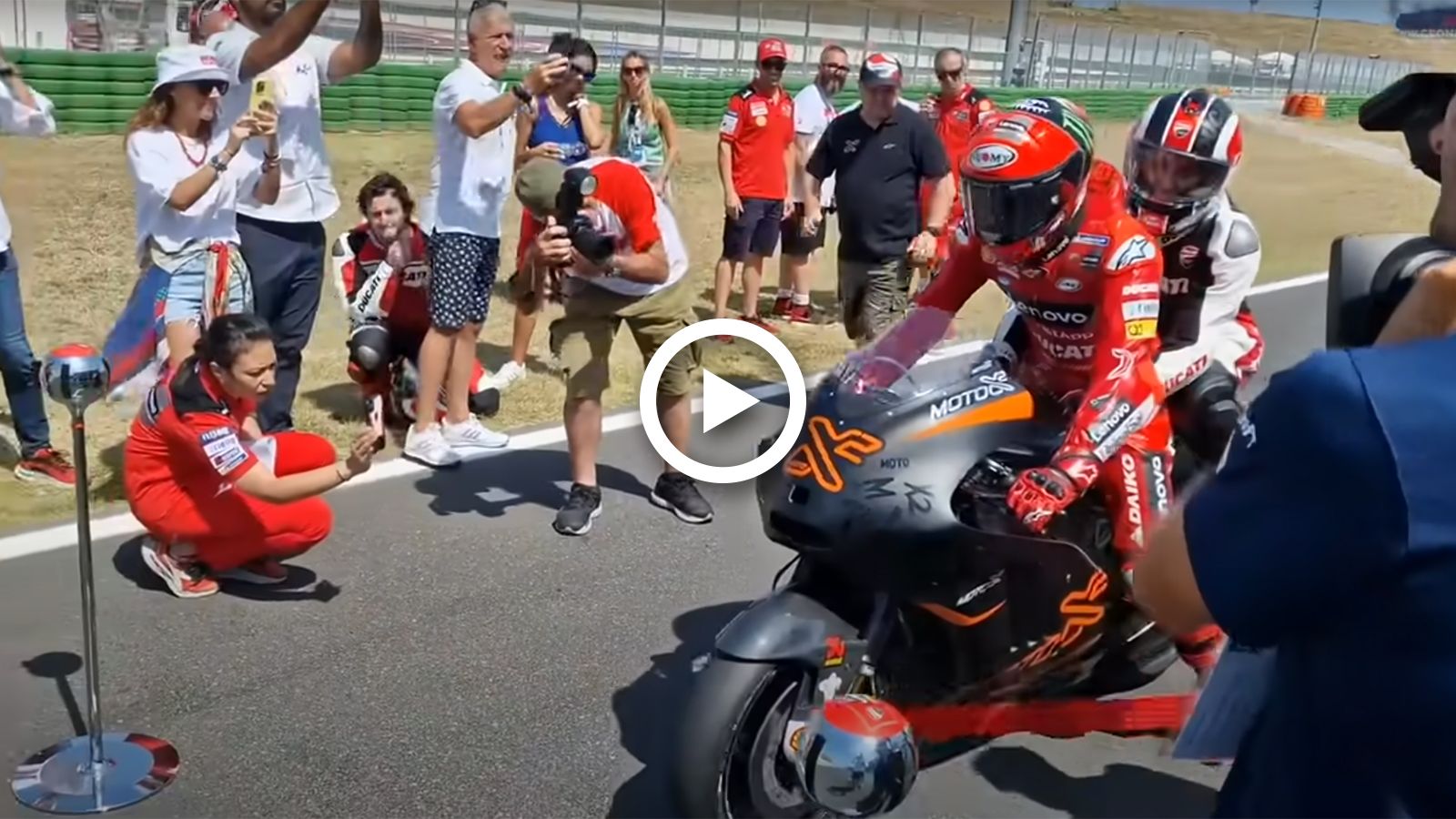 VIDEO: Ο Pecco Bagnaia κάνει βόλτα την κοπέλα του στην πίστα του Misano