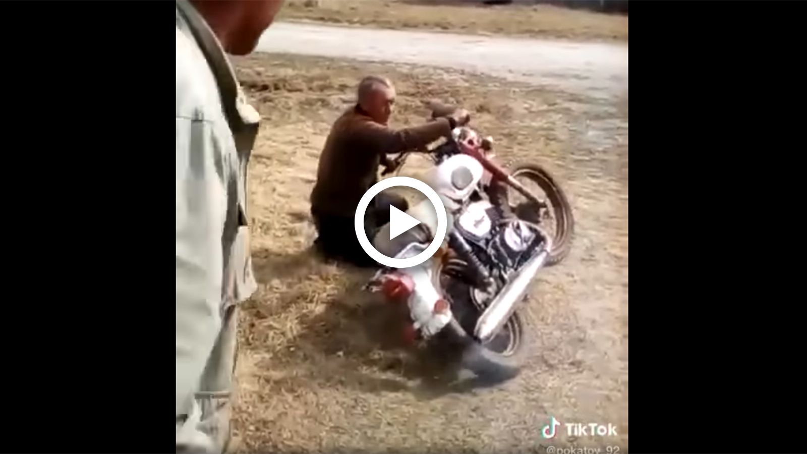 VIDEO: Τύποι «στουπί» προσπαθούν να κουμαντάρουν μοτοσυκλέτα