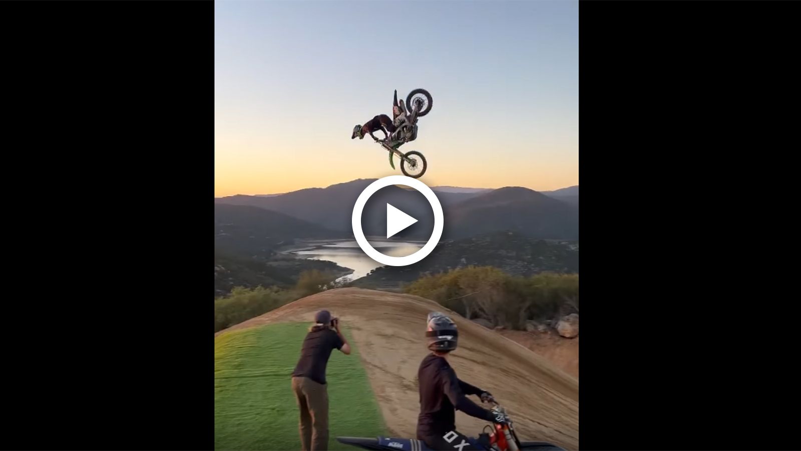 VIDEO: To απόλυτο άλμα - Backflip και σούζα στην προσγείωση! 