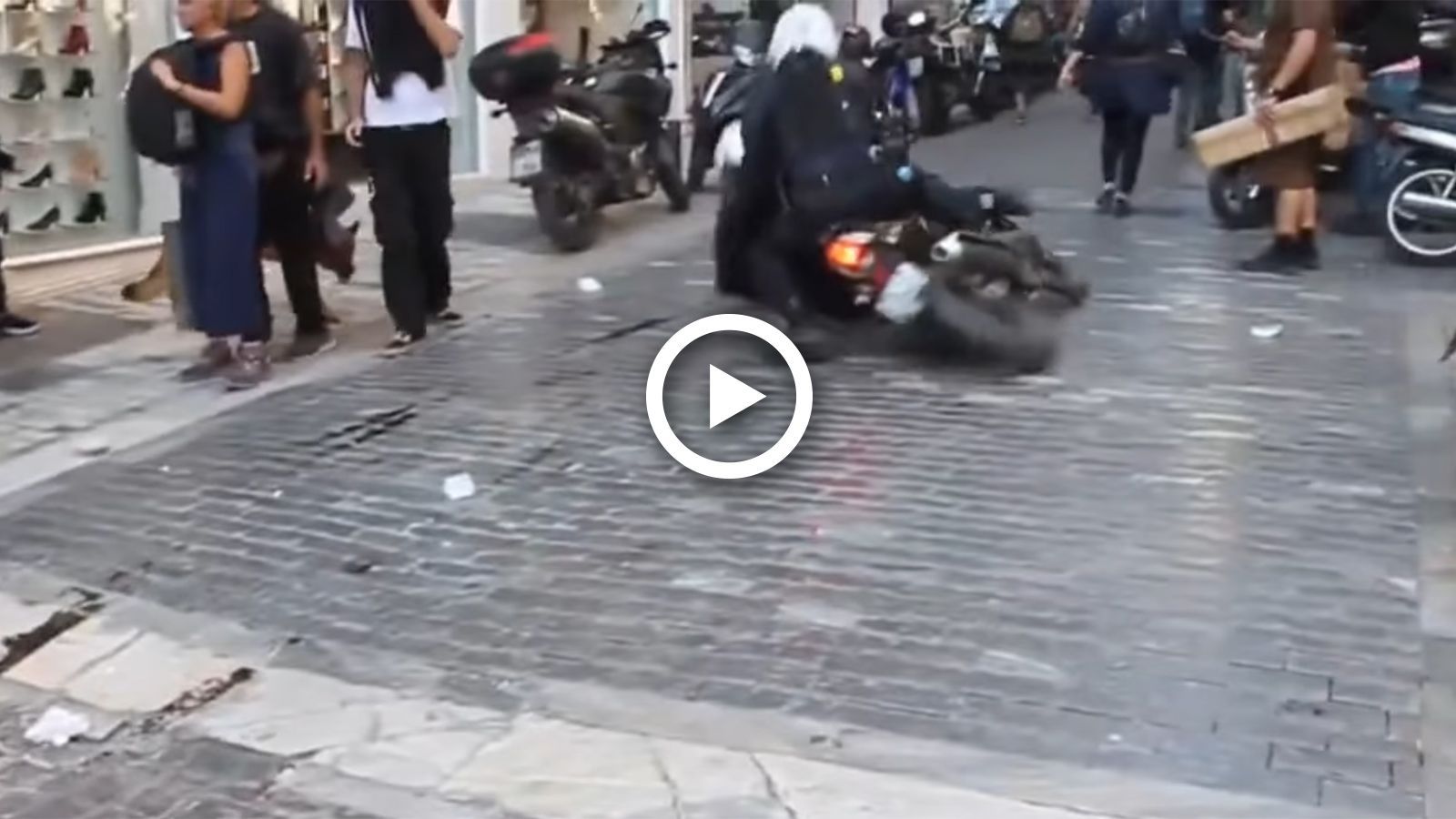 Top videos 2022: Αστυφύλακες πέφτουν με το μηχανάκι στο Σύνταγμα