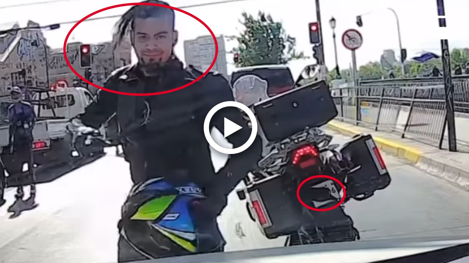 VIDEO: Αναβάτης έσπασε αμάξι με αλυσίδα, γιατί του ξεσκέπασαν την πινακίδα