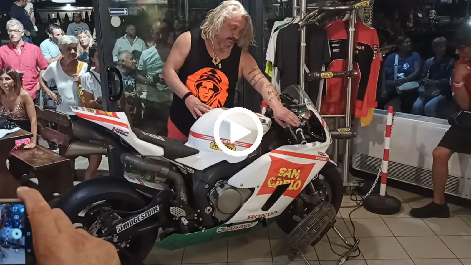 Βάζοντας μπροστά ένα Honda Fireblade προς τιμήν του Simoncelli (video)