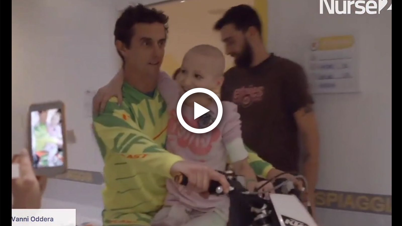 VIDEO: O Vanni Oddera με μοτοσυκλέτα σε νοσοκομείο καρκινοπαθών