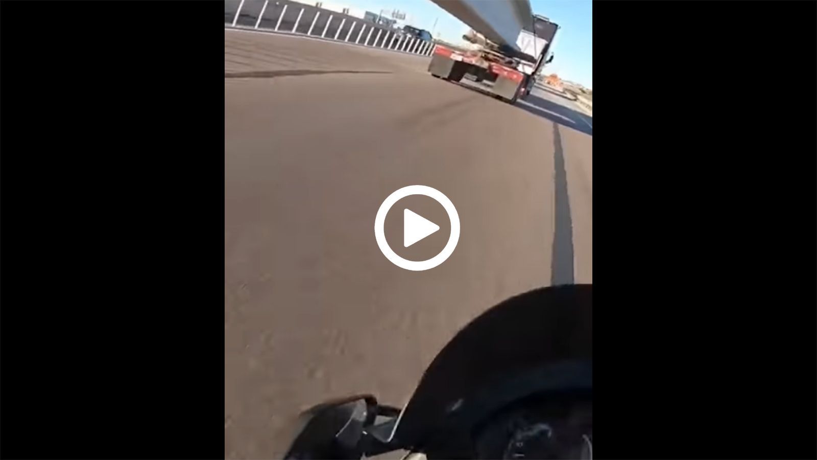 VIDEO: Παρανοϊκός μοτοσυκλετιστής περνά κάτω από φορτηγό