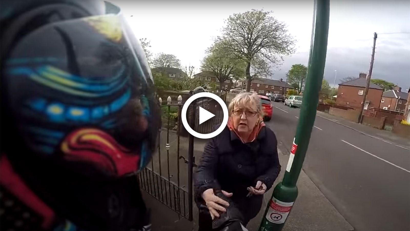 VIDEO: Υπόδειγμα συμπεριφορών μετά από παραλίγο ατύχημα!