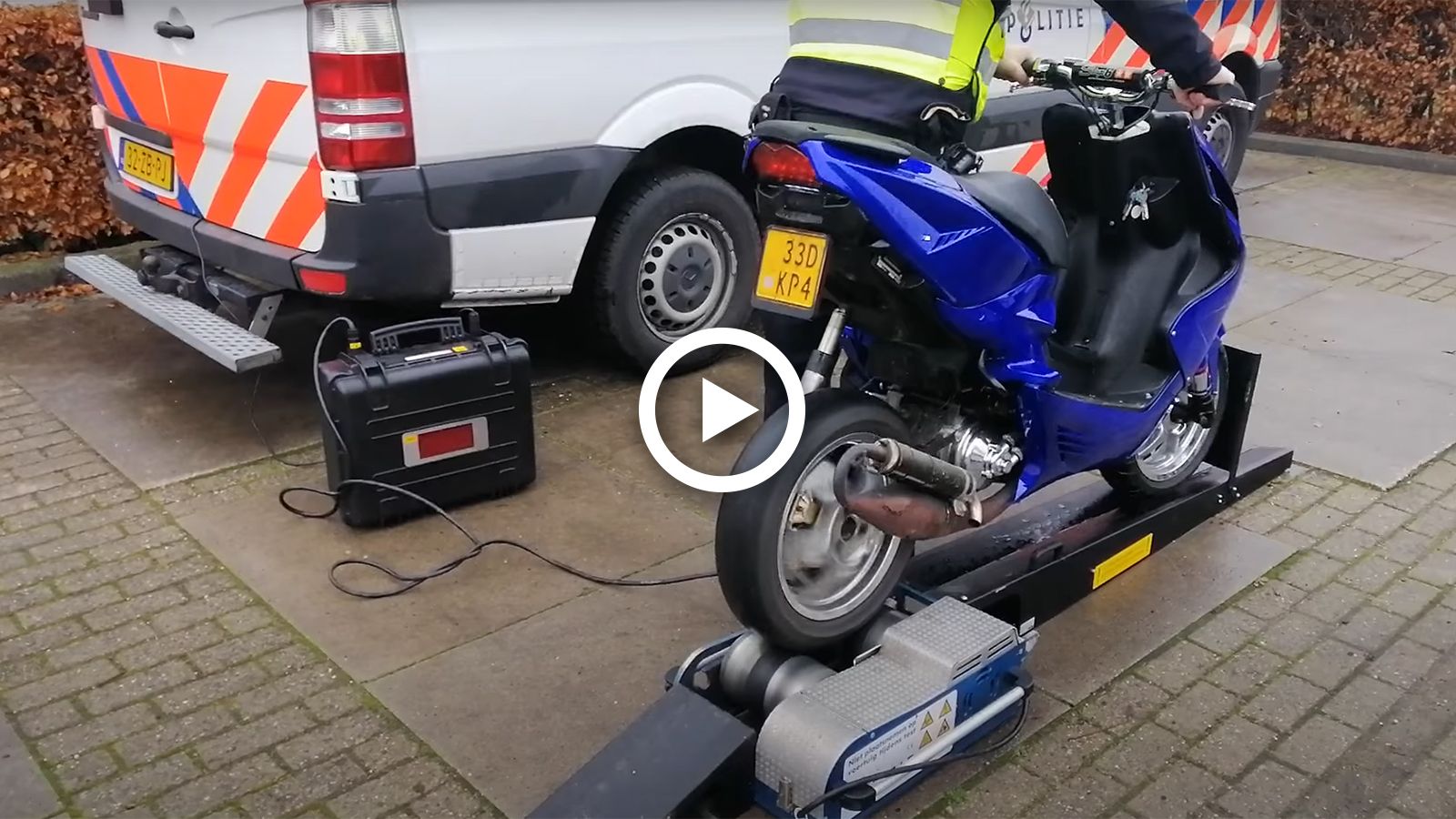 VIDEO: Αστυνομικοί μετράνε τελική σε ένα Aerox για να το «γράψουν»