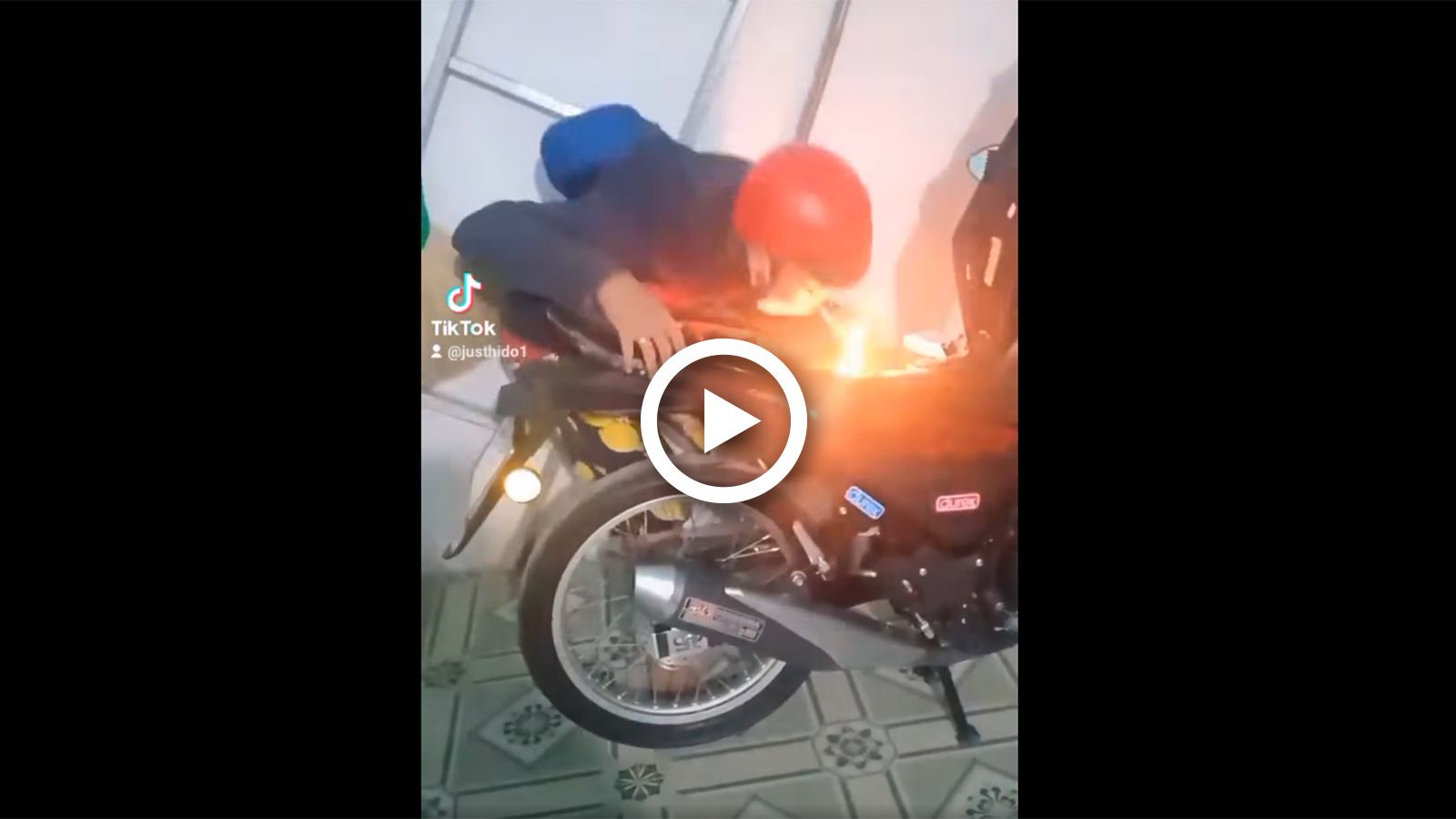 VIDEO:  Τύπος ανάβει φωτιά στο ρεζερβουάρ για να «σκάσει» τσιγάρο!  