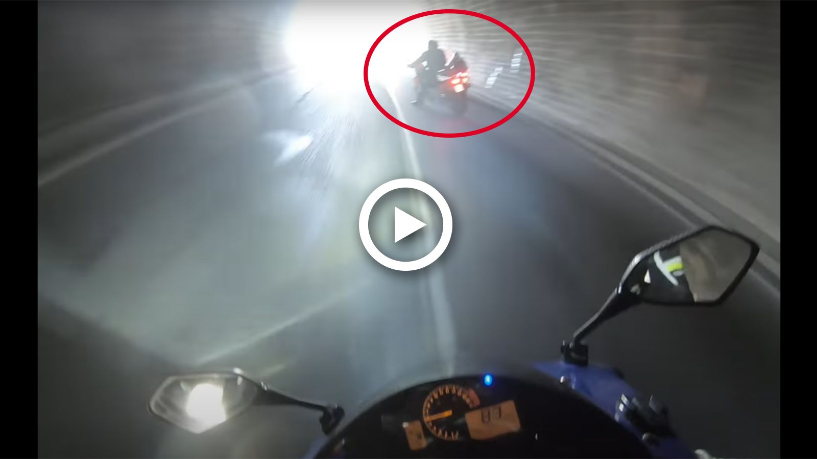VIDEO: Παραλίγο καραμπόλα μοτοσυκλετών σε τούνελ