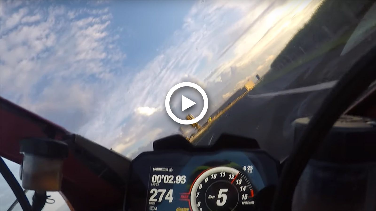 VIDEO: Αναβάτης «τελικιάζει» Panigale V4 μέχρι που σβήνει το κοντέρ