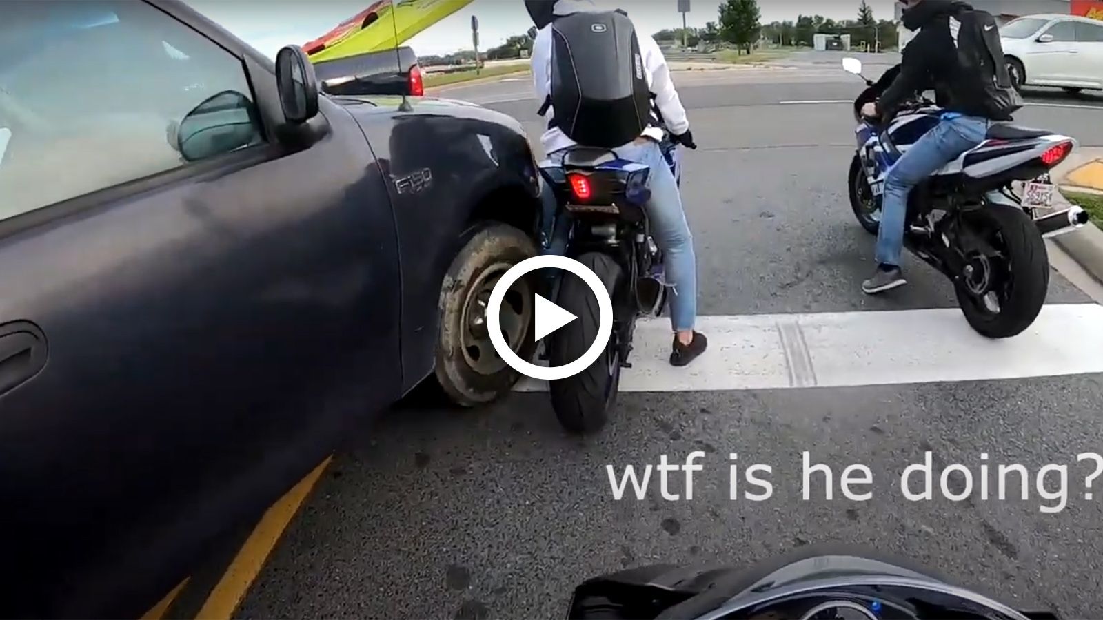 VIDEO: Οδηγός pick-up ακουμπά μοτοσυκλετιστή, ξεκινά τσαμπουκάς!