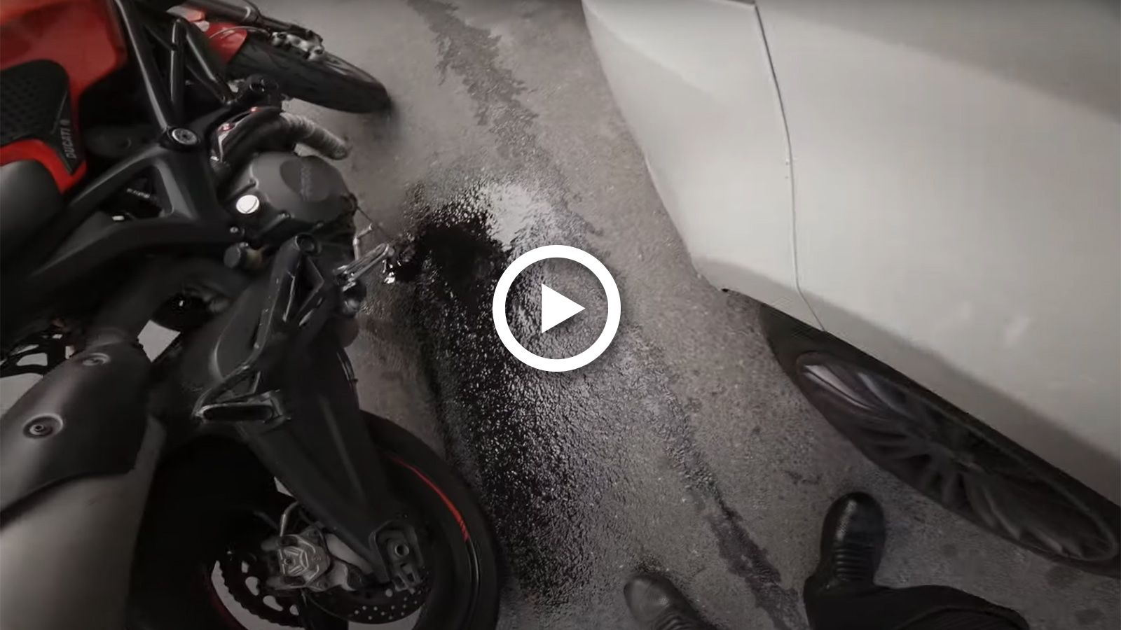 VIDEO: Όταν σου φεύγουν τα λάδια στο δρόμο!