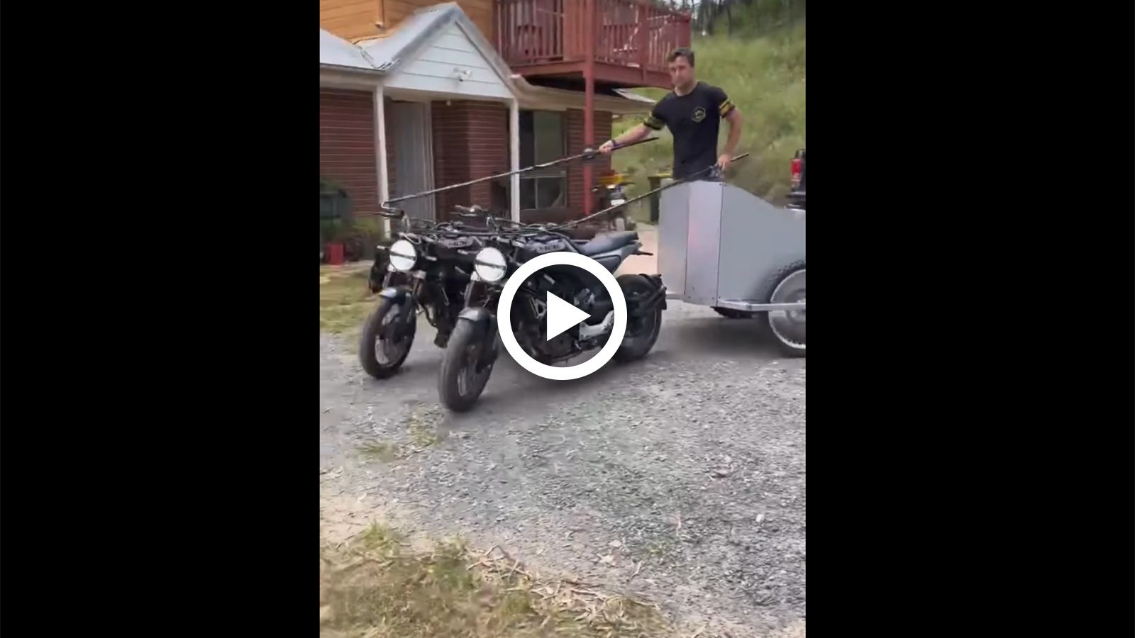 VIDEO: Οδηγώντας ένα «άρμα» με δύο μοτοσυκλέτες αντί για άλογα!