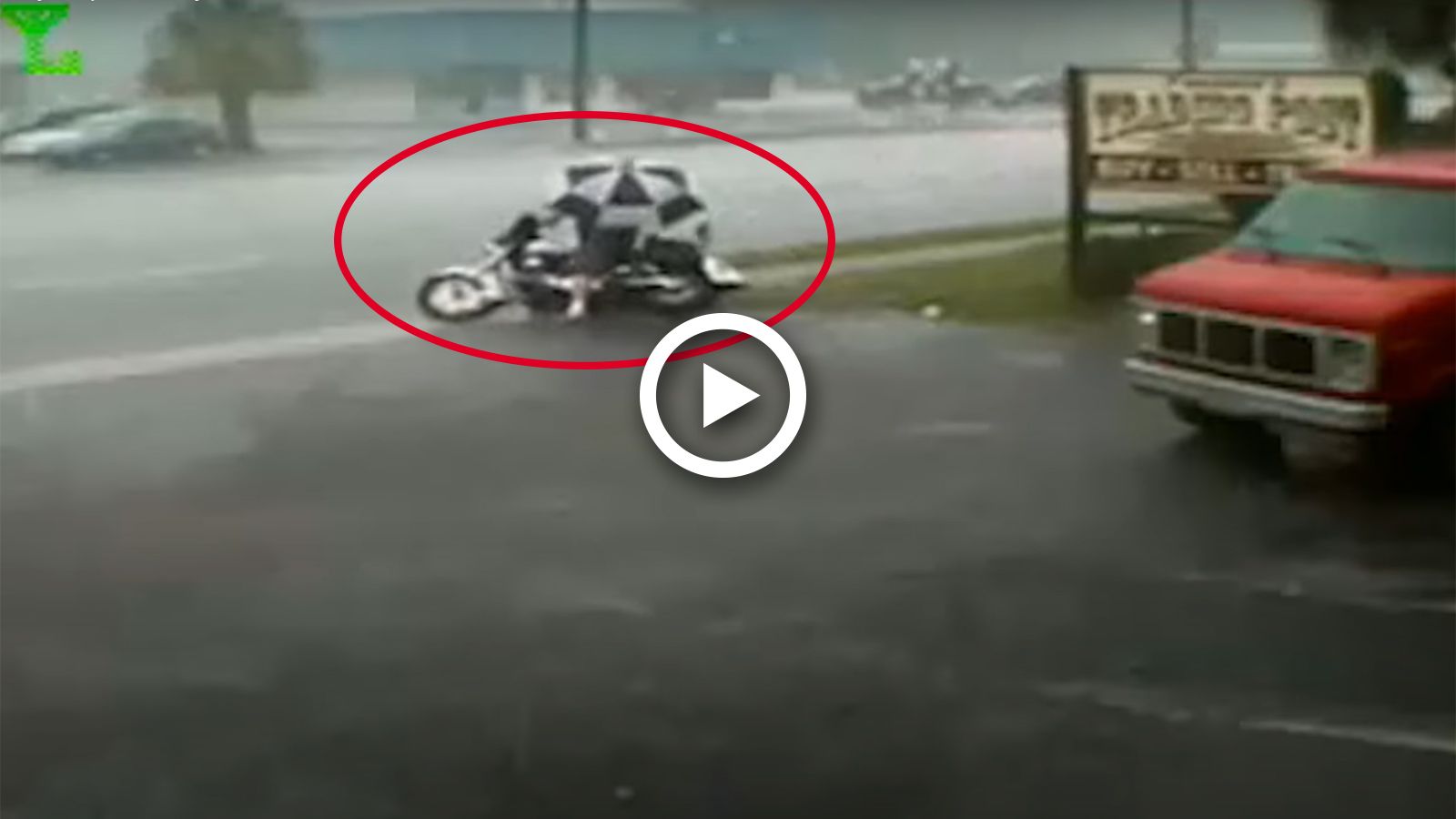 VIDEO: Τύπος πάει να οδηγήσει στη βροχή με ομπρέλα!