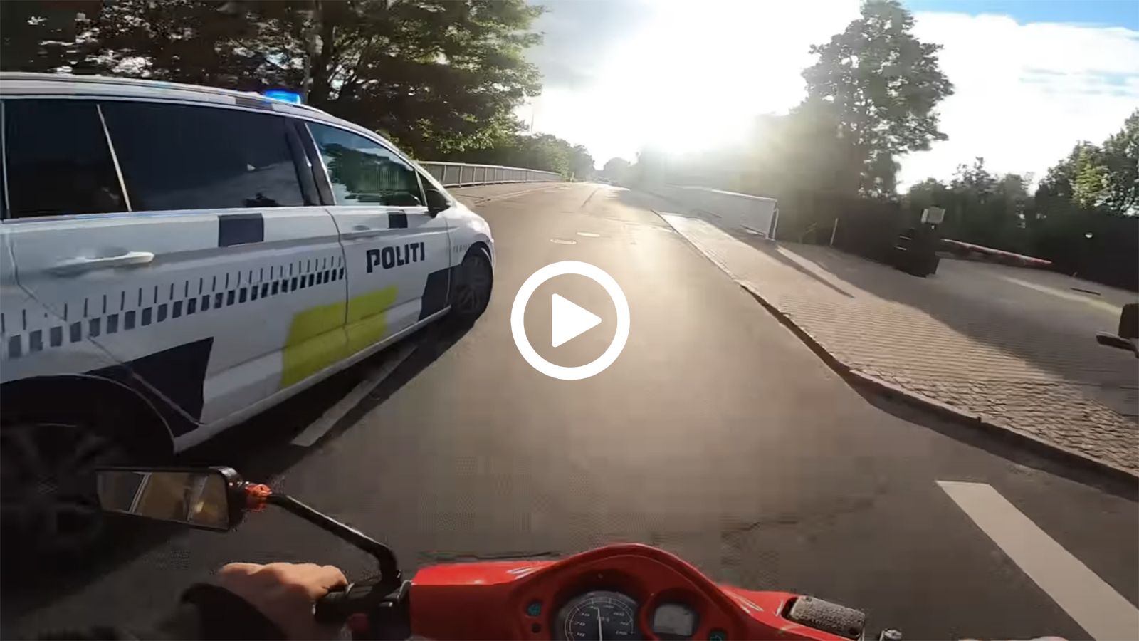 VIDEO: 50άρι «στα χαρτιά» ξεφτιλίζει την αστυνομία με επική διαφυγή